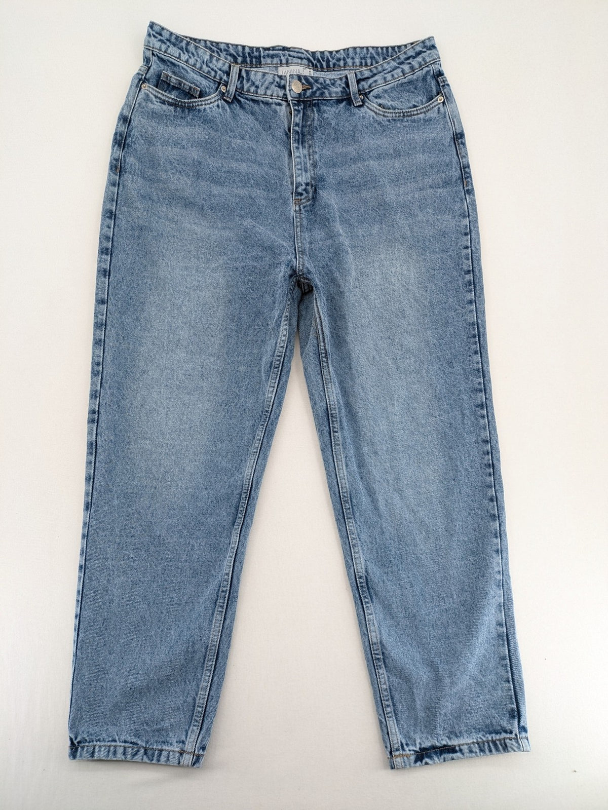 Janina blue mom jeans high-waist tapered leg with classic 5-pocket design.