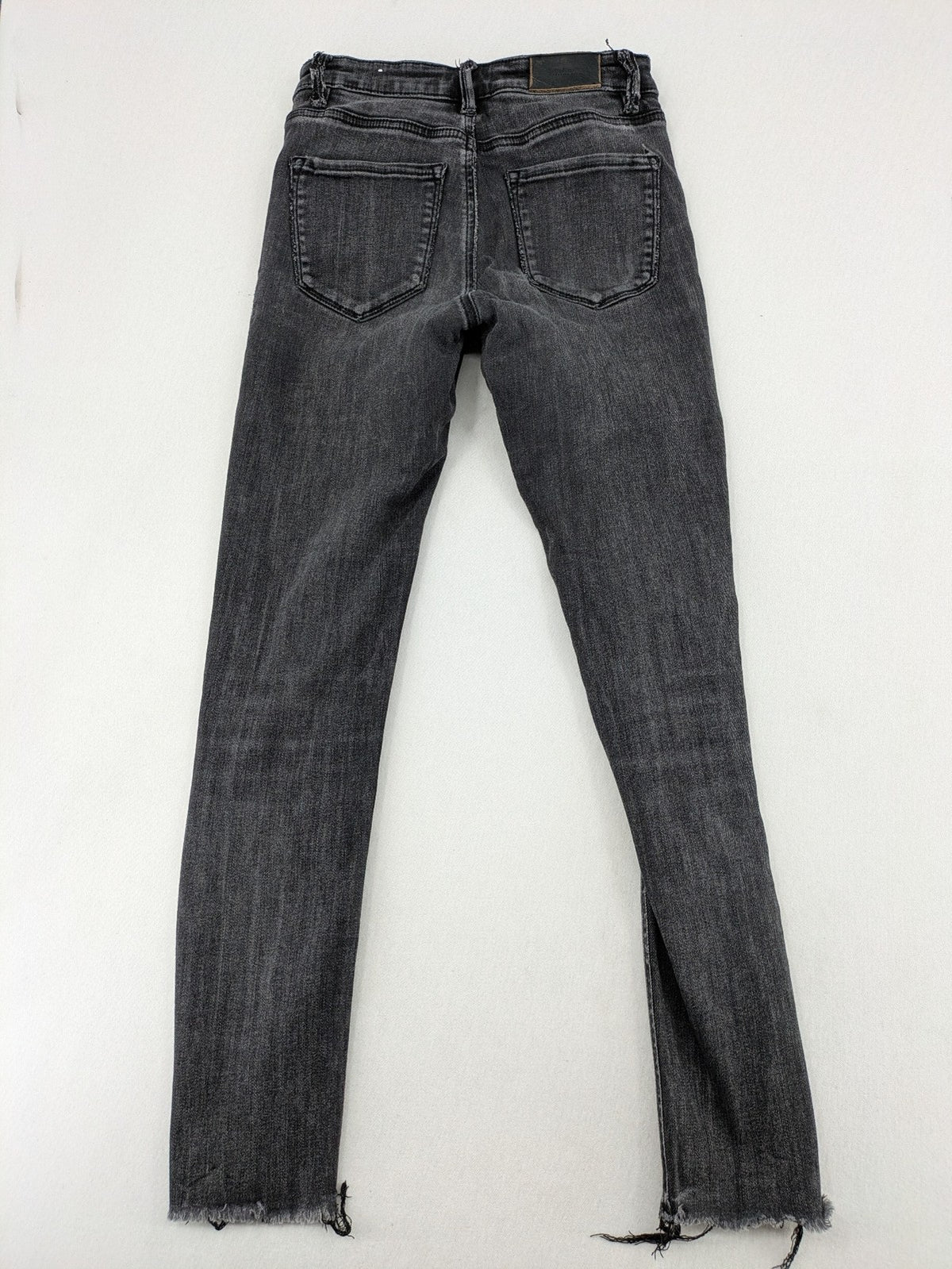 Stradivarius grey skinny jeans with distressed finish and ankle zippers, five-pocket style.