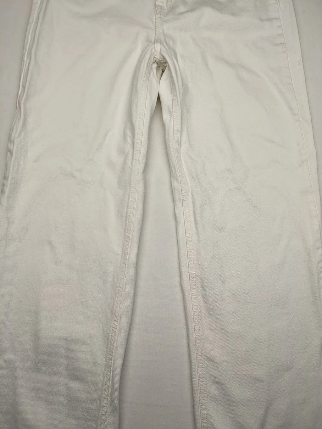 H&M white straight jeans high rise 5-pocket style made from 100% cotton.