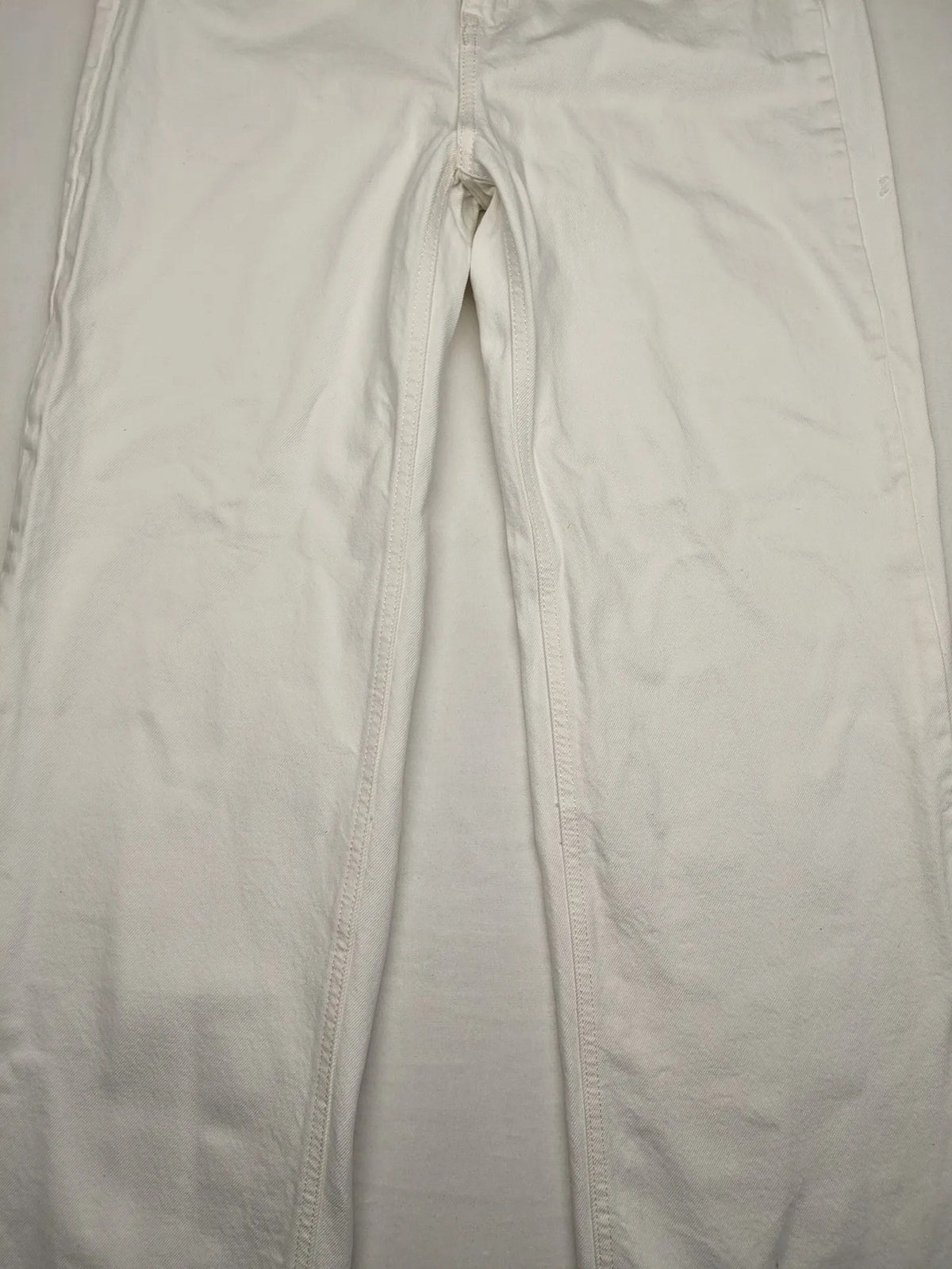 H&M white straight jeans high rise 5-pocket style made from 100% cotton.