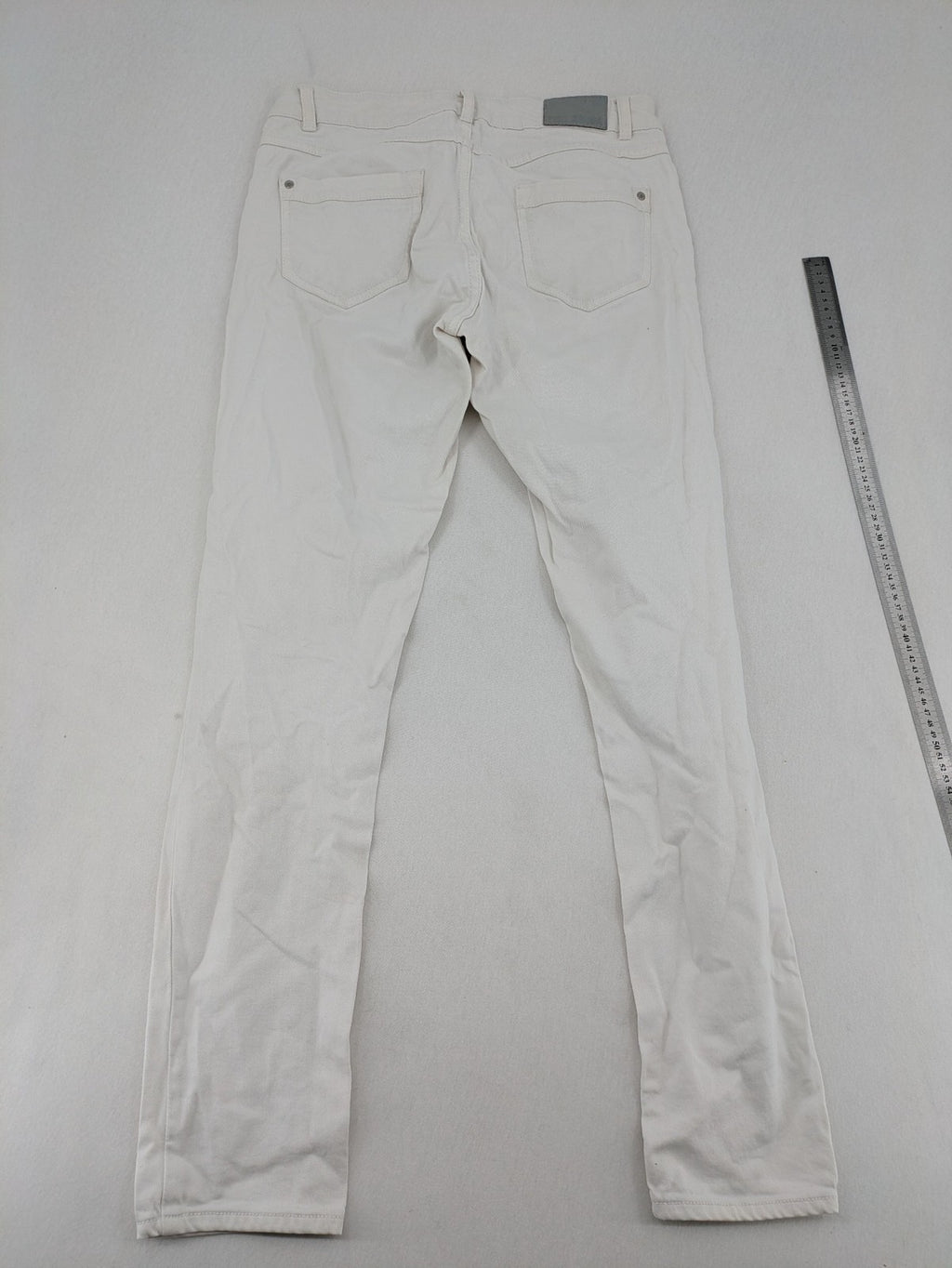 Denim 1982 white skinny jeans with distressed details and classic 5-pocket design.