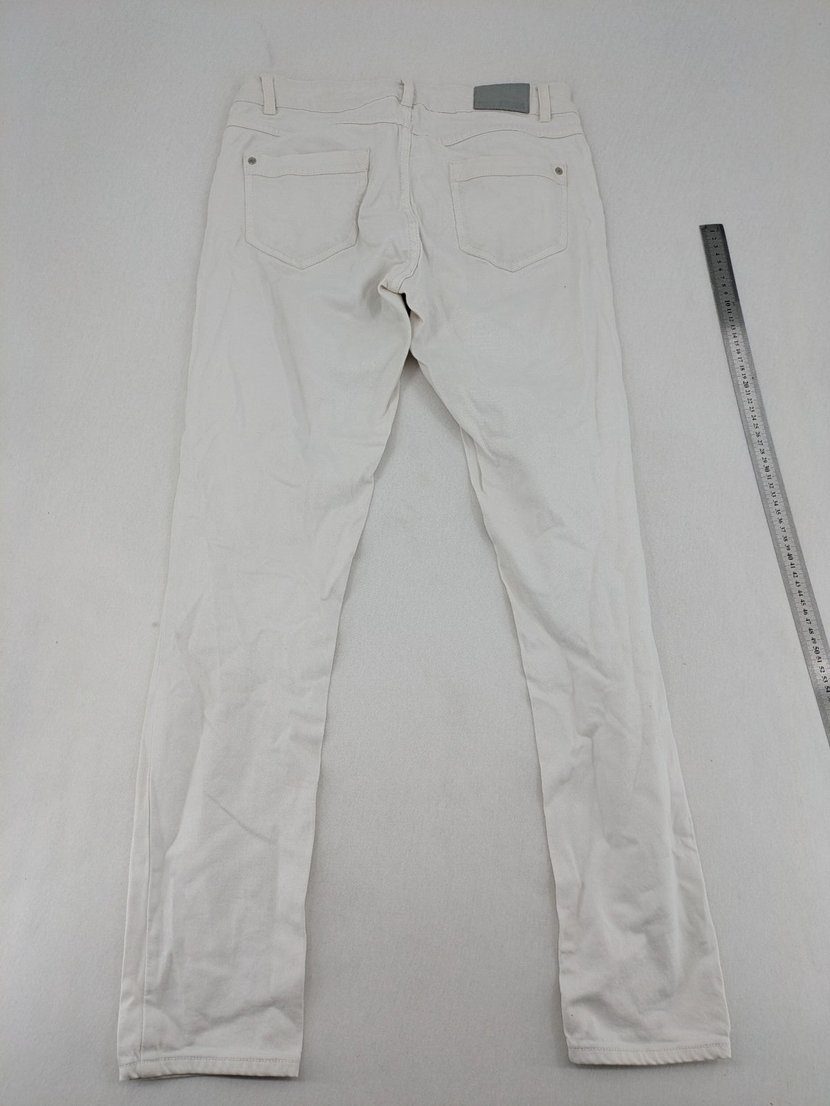 Denim 1982 white skinny jeans with distressed details and classic 5-pocket design.