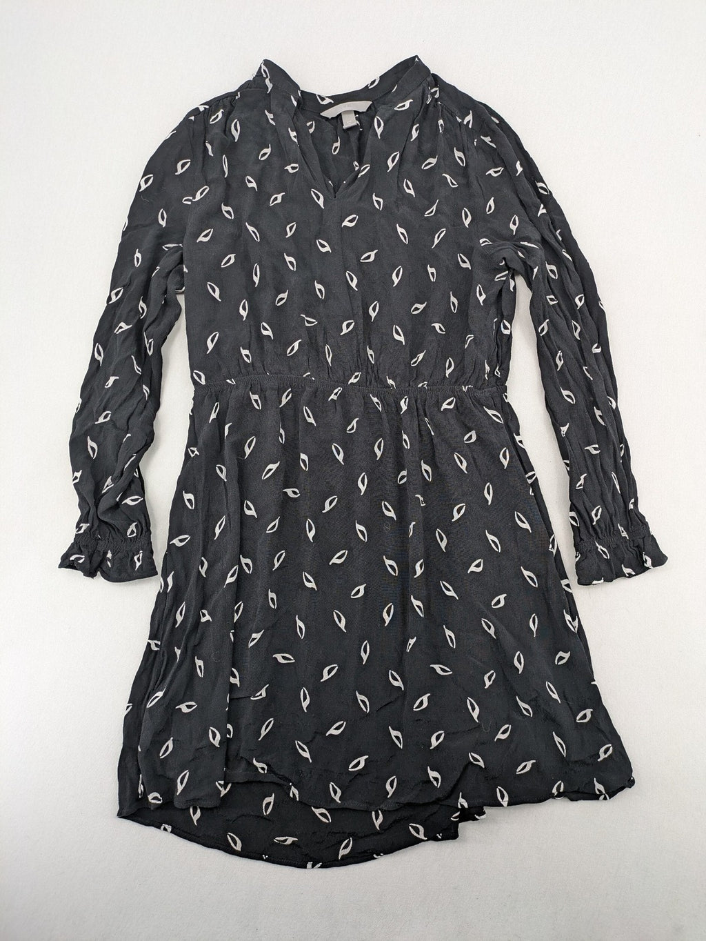 H&M grey and white dress with leaf print, V-neck, long sleeves, elastic cuffs.