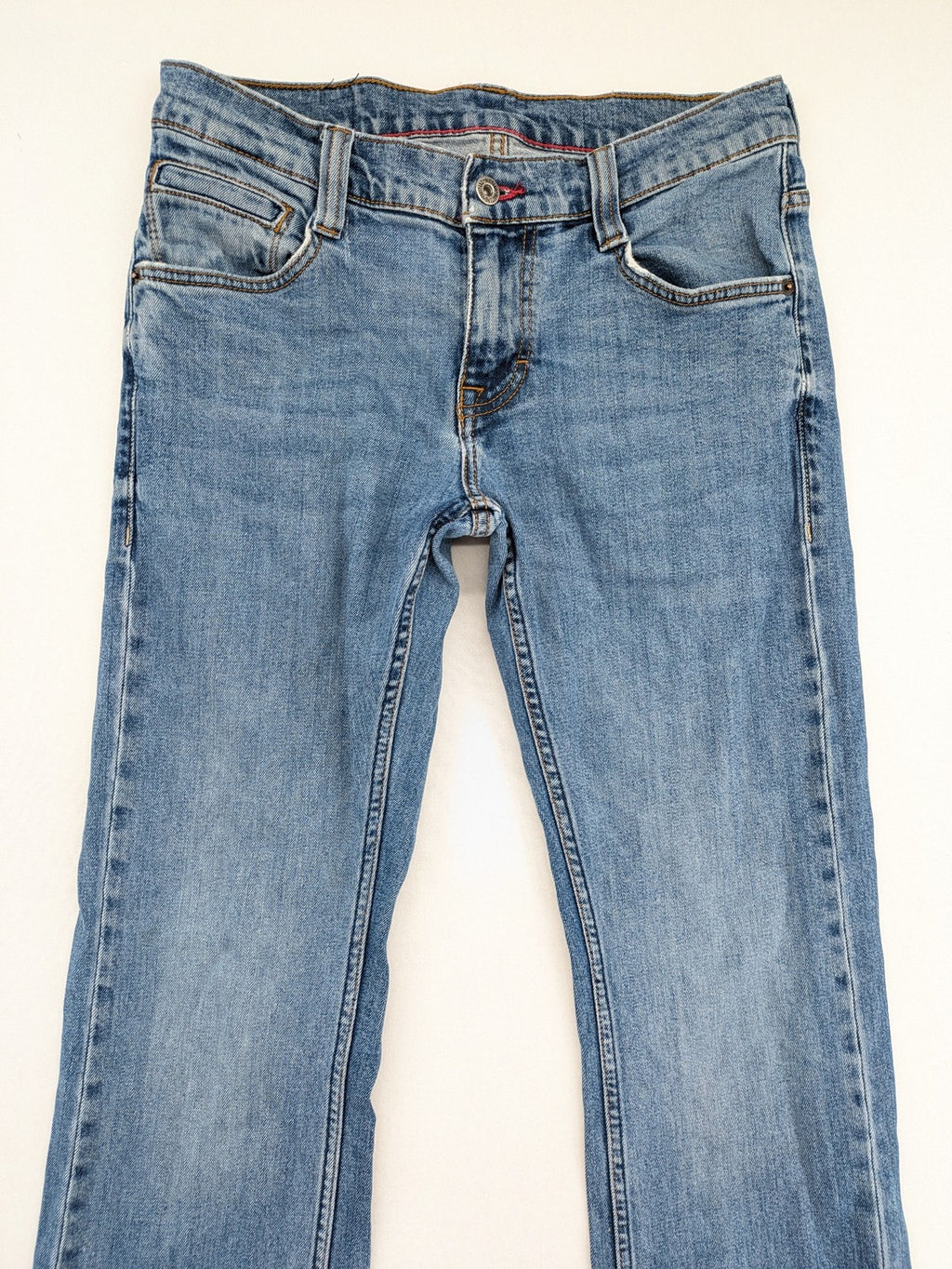 Mustang blue straight jeans with classic wash and durable denim material.