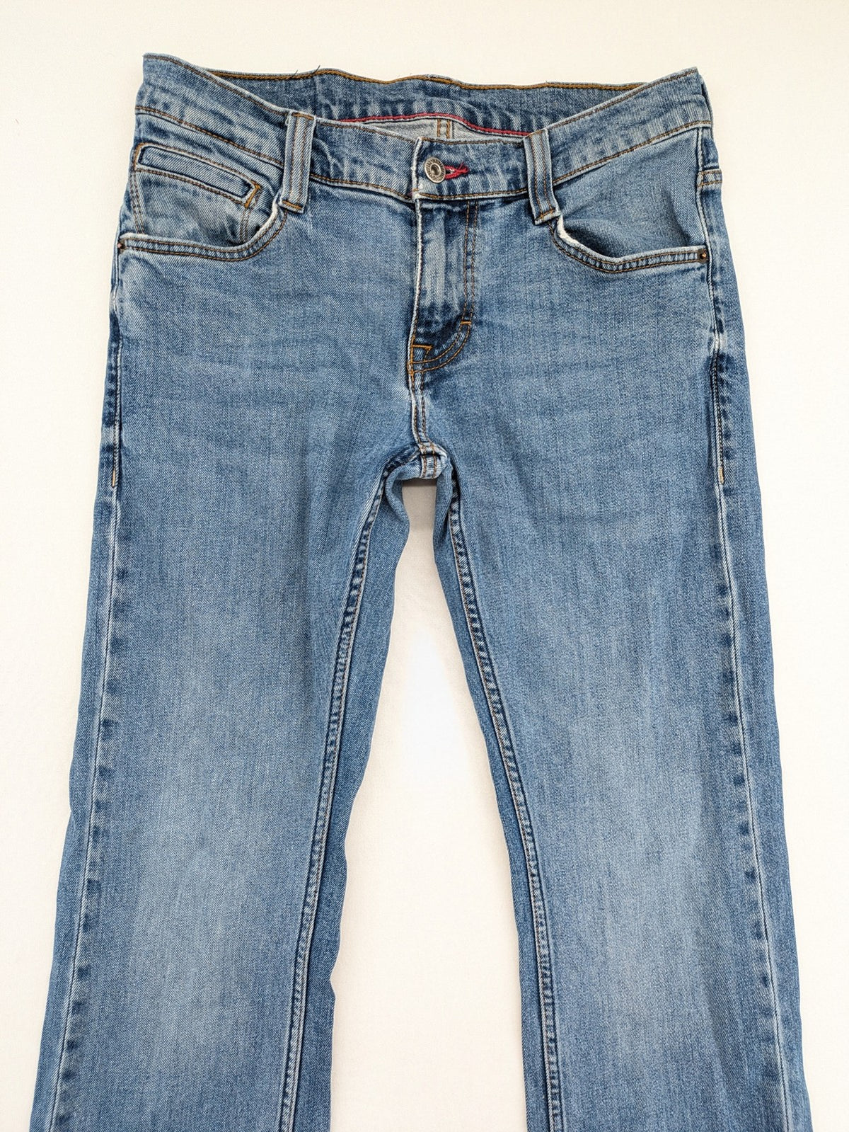 Mustang blue straight jeans with classic wash and durable denim material.
