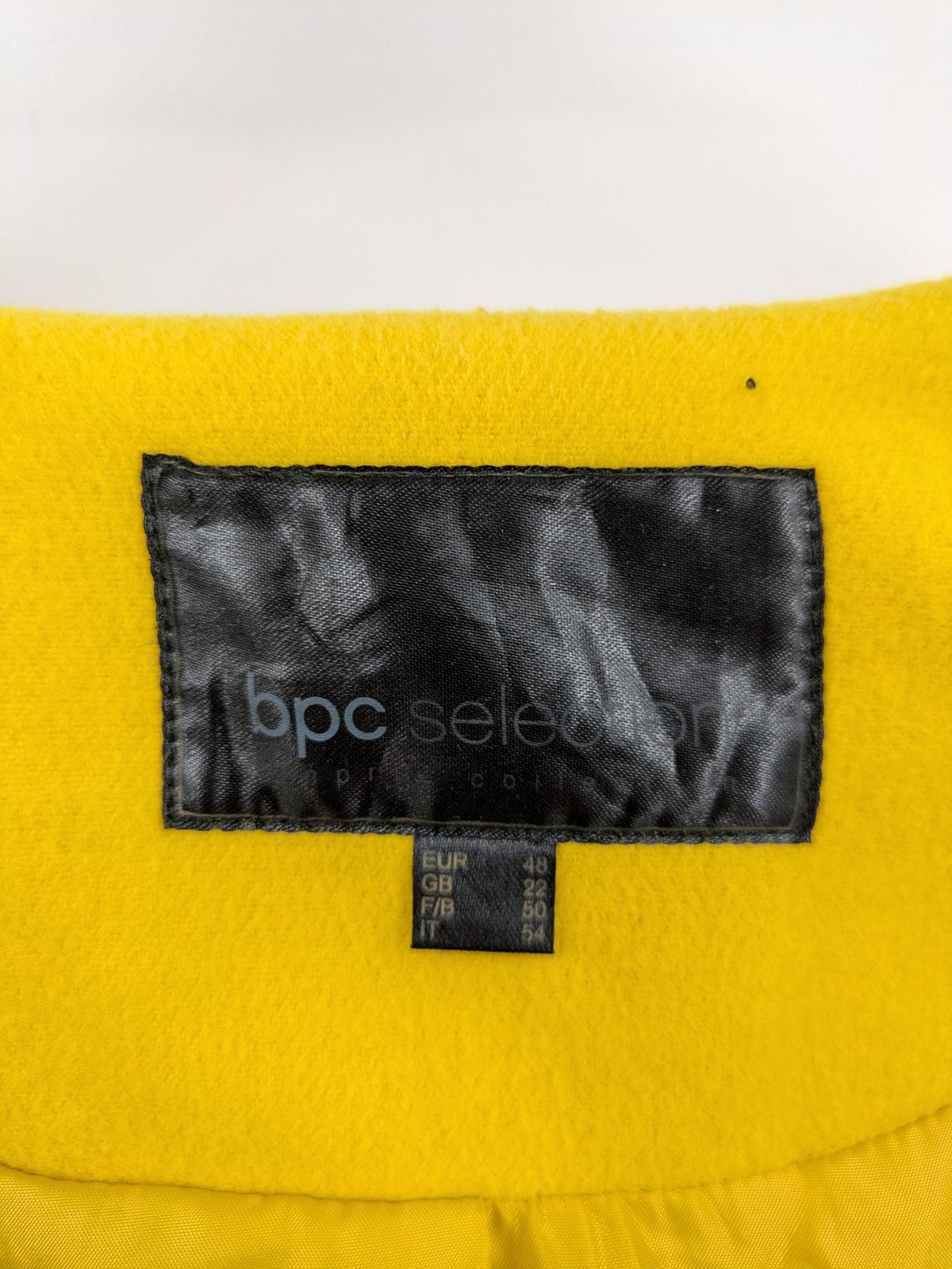 Bpc Selection yellow jacket kragenlos design with button placket and front pockets.