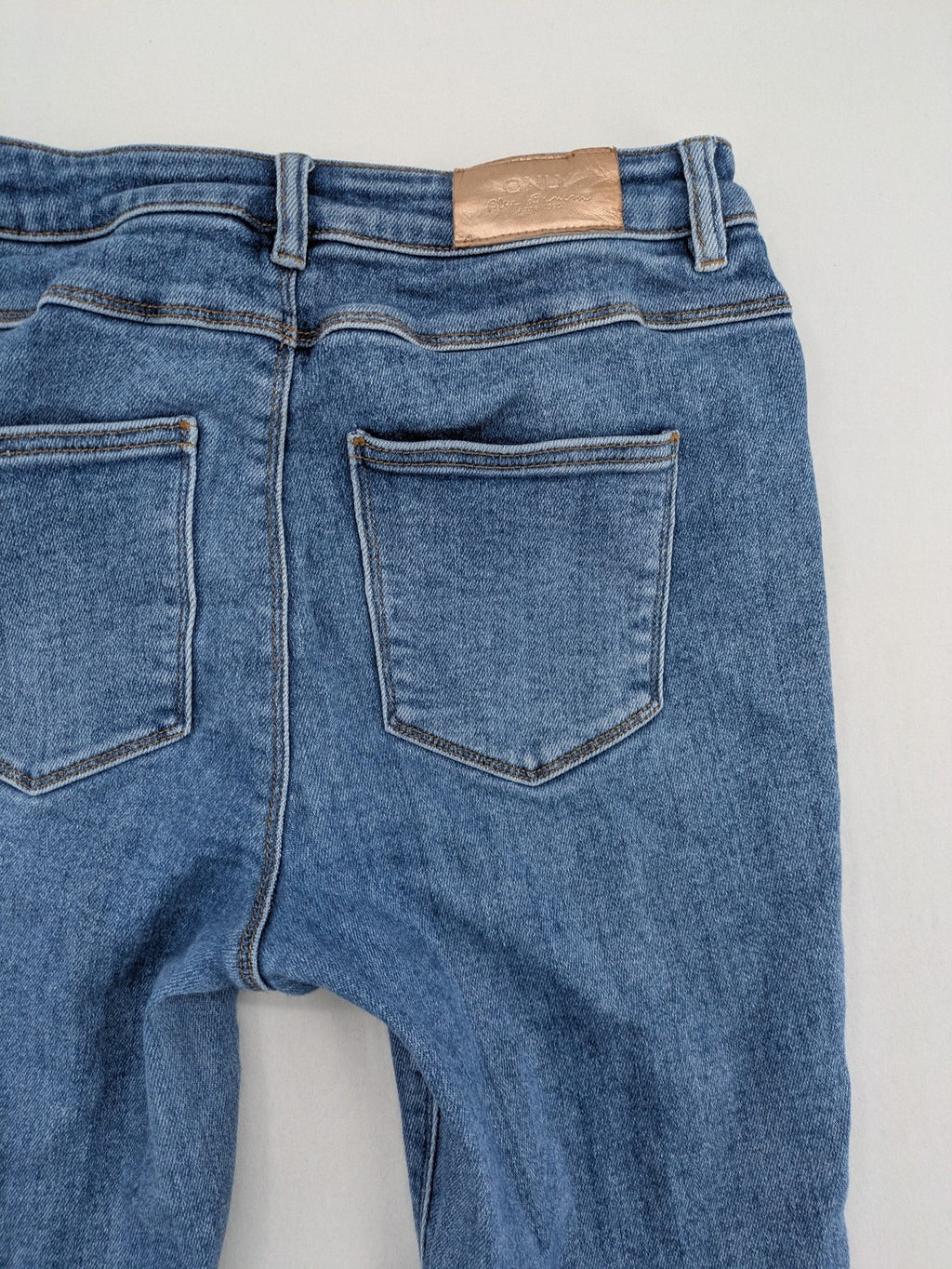 ONLY blue skinny jeans high waist with classic 5-pocket design and zip fly.