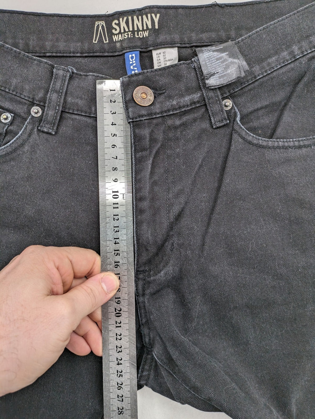 H&M Divided black skinny jeans low waist 5-pocket style with stretch denim material.