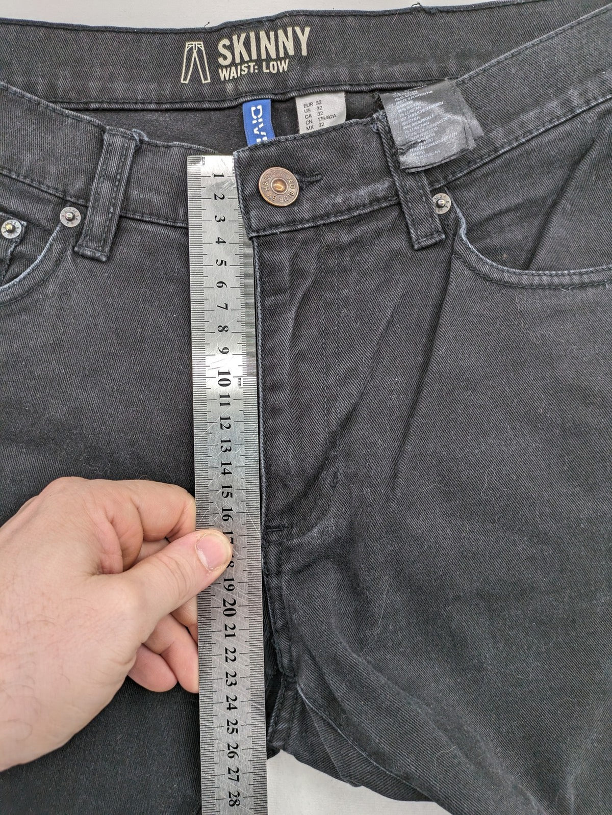 H&M Divided black skinny jeans low waist 5-pocket style with stretch denim material.