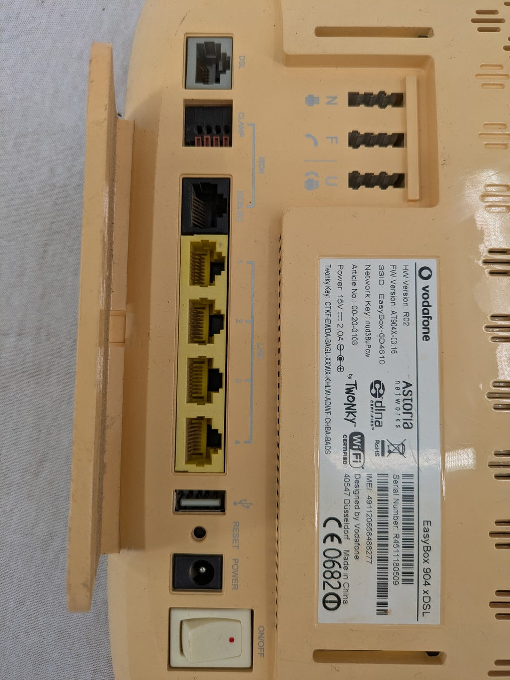 Vodafone beige wireless router EasyBox 904 with multiple ports and Astoria logo.