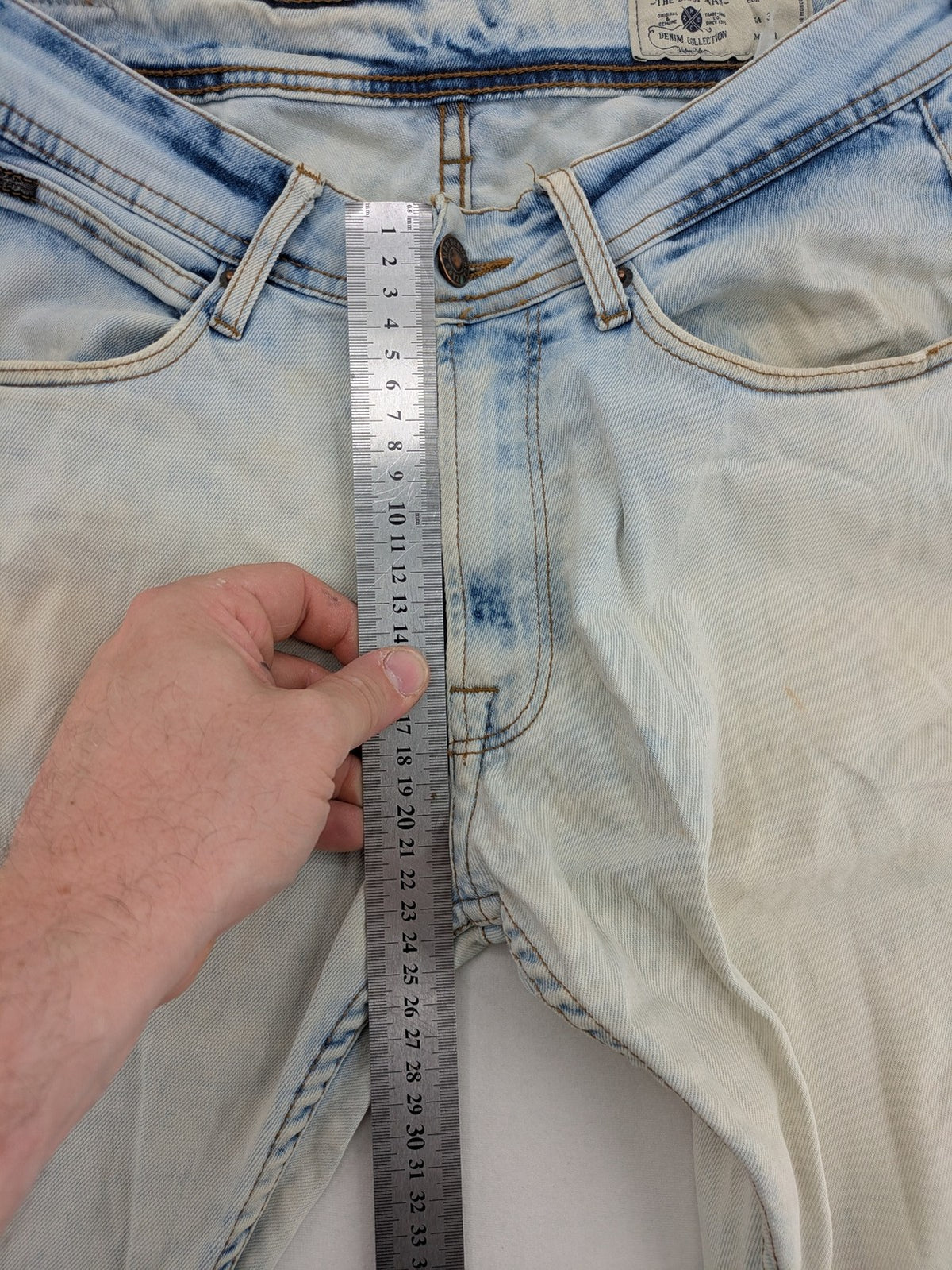 Zara Man blue skinny jeans with acid wash and classic five-pocket design.
