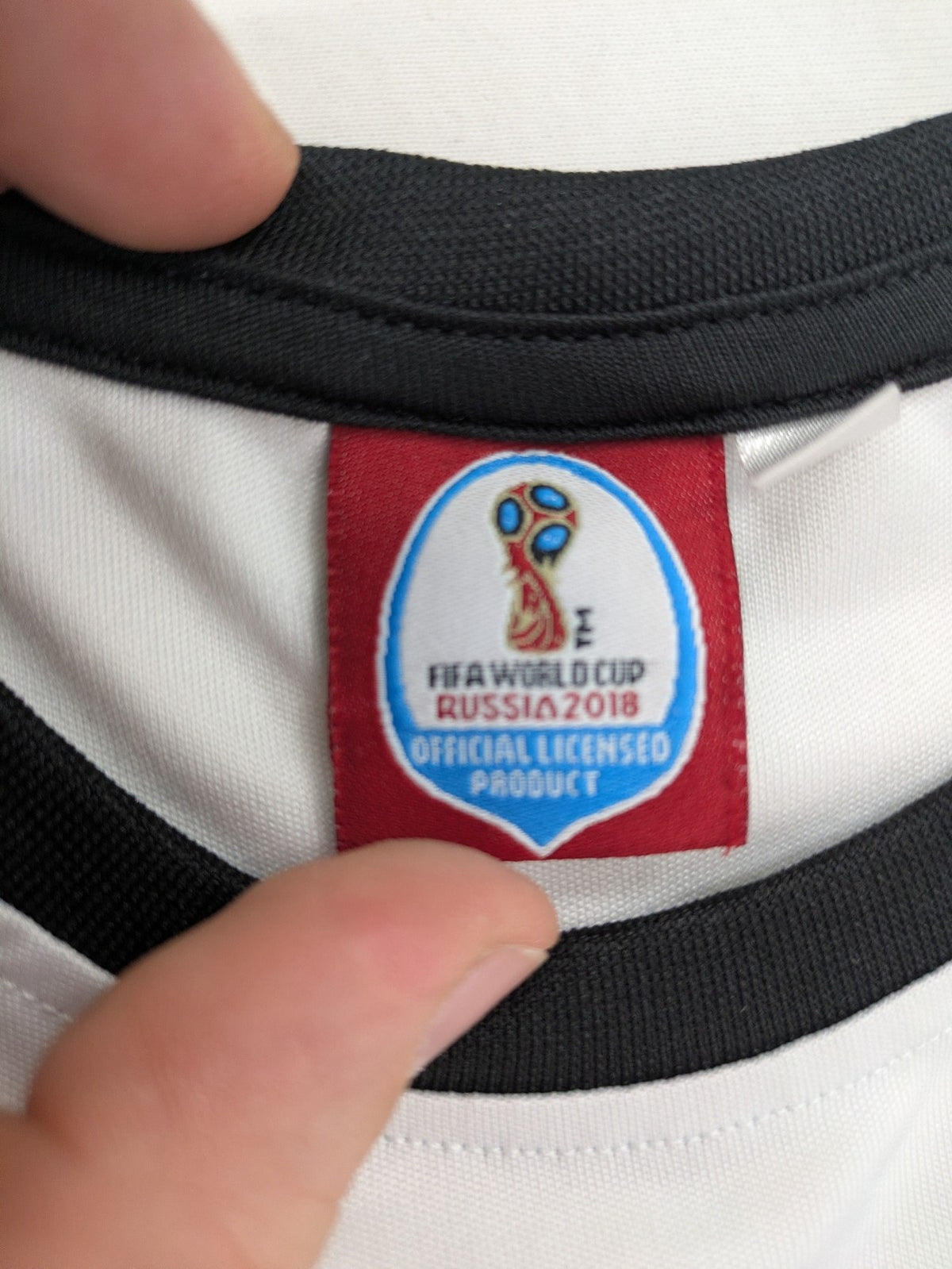 Deutschland FIFA WM 2018 Trikot weiß mit gesticktem Wappen und Nummer 10.