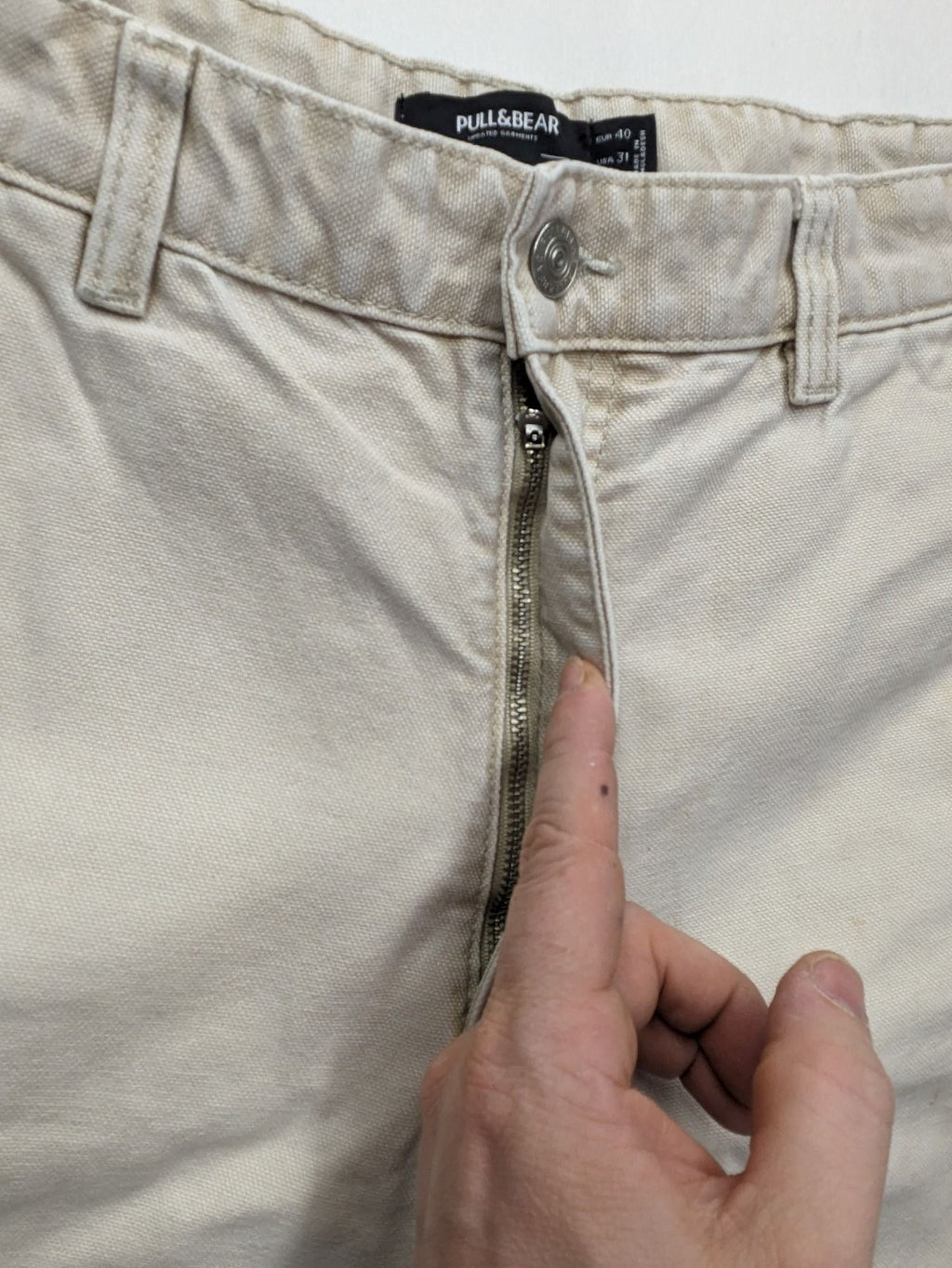 Pull&Bear beige carpenter pants with classic zipper, belt loops, and durable cotton material.