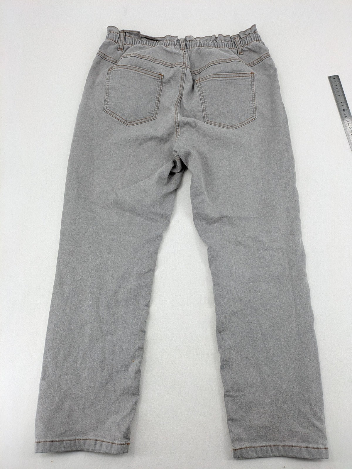 Damen grey paperbag jeans high waist with elastic waistband and contrasting stitching details.