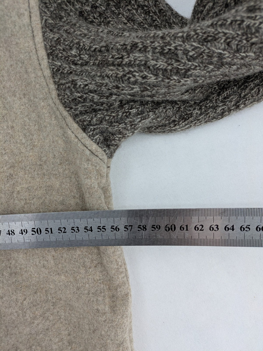 Perry Country beige Trachtenpullover 100% Schurwolle mit Edelweiß-Stickerei und Knebelverschlüssen.