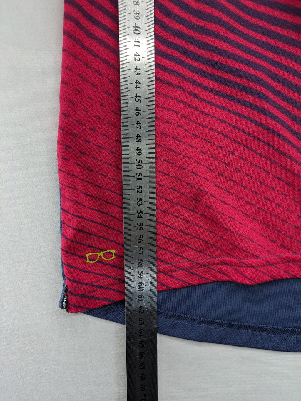Muster blue and red short-sleeve functional shirt with dynamic wave pattern and raglan sleeves.