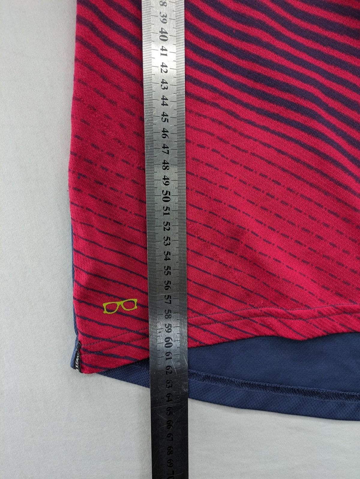 Muster blue and red short-sleeve functional shirt with dynamic wave pattern and raglan sleeves.
