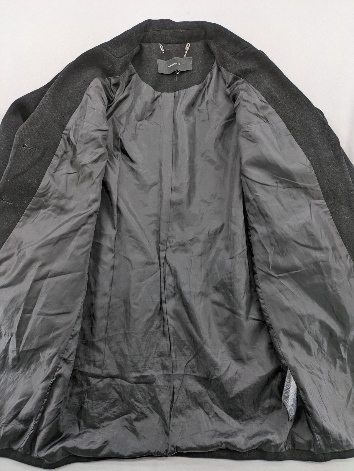 Vero Moda grey coat with classic lapel collar and button front, featuring two front pockets.