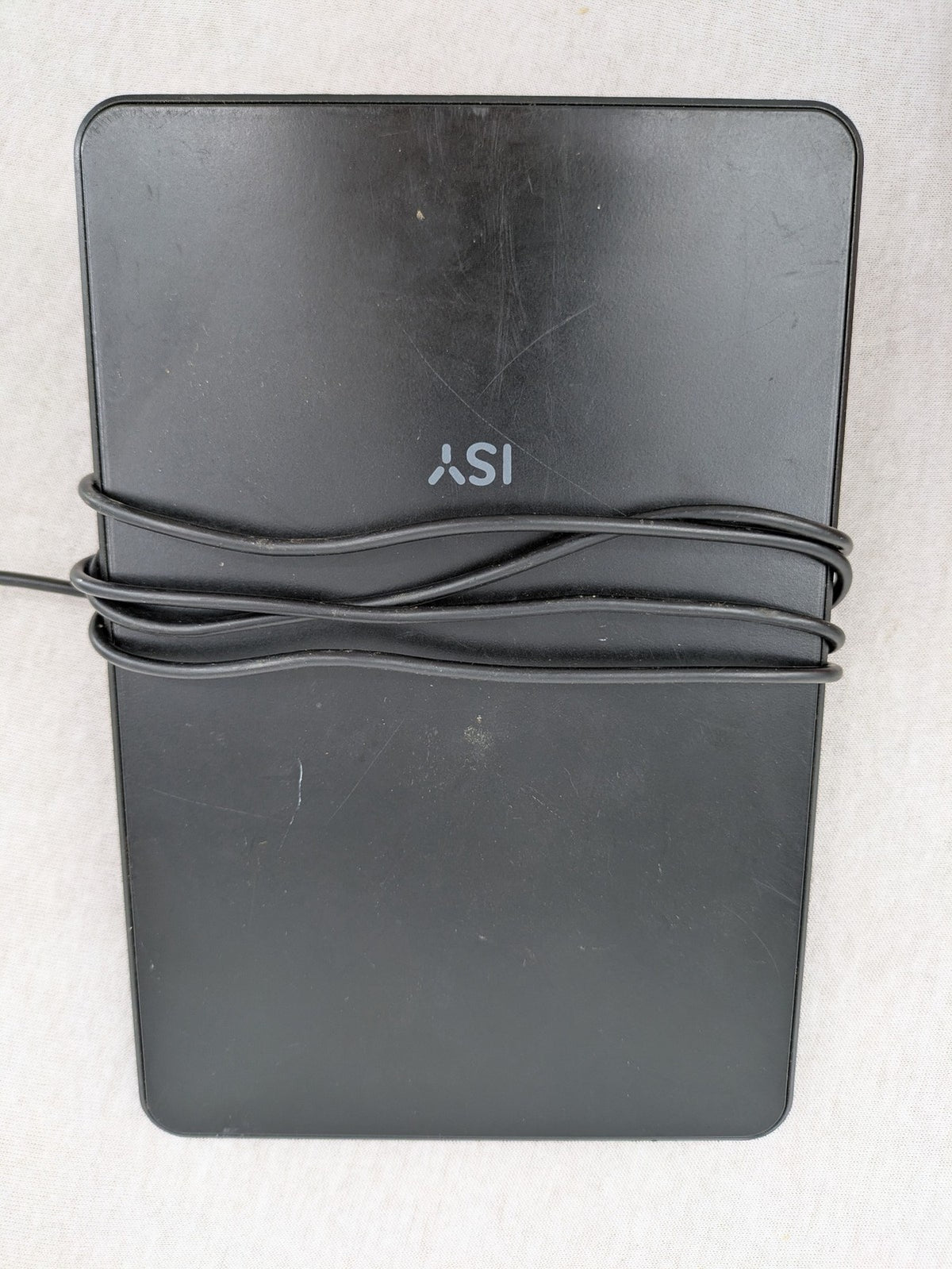 Strong DVB-T2 receiver black with logo, includes ISY ITA-750 antenna and power supply.