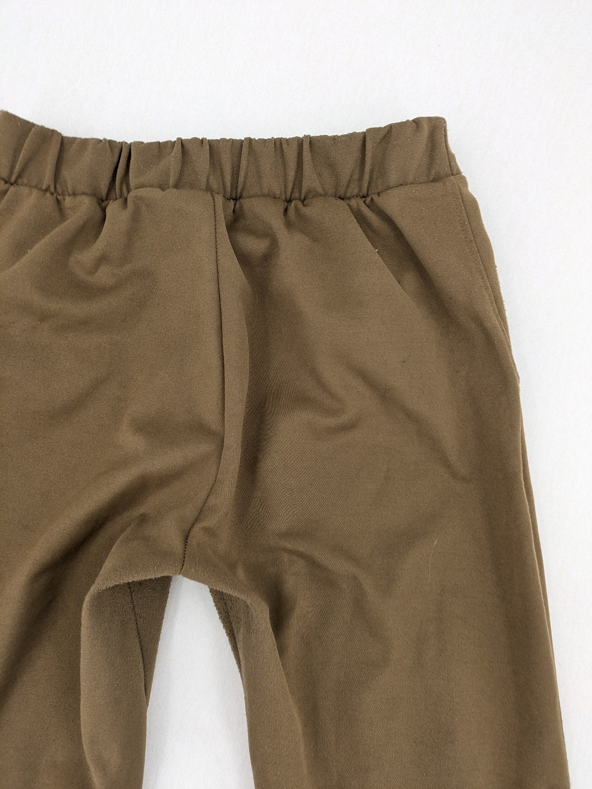 Zara khaki pants pull-on design with elastic waistband and side pockets.