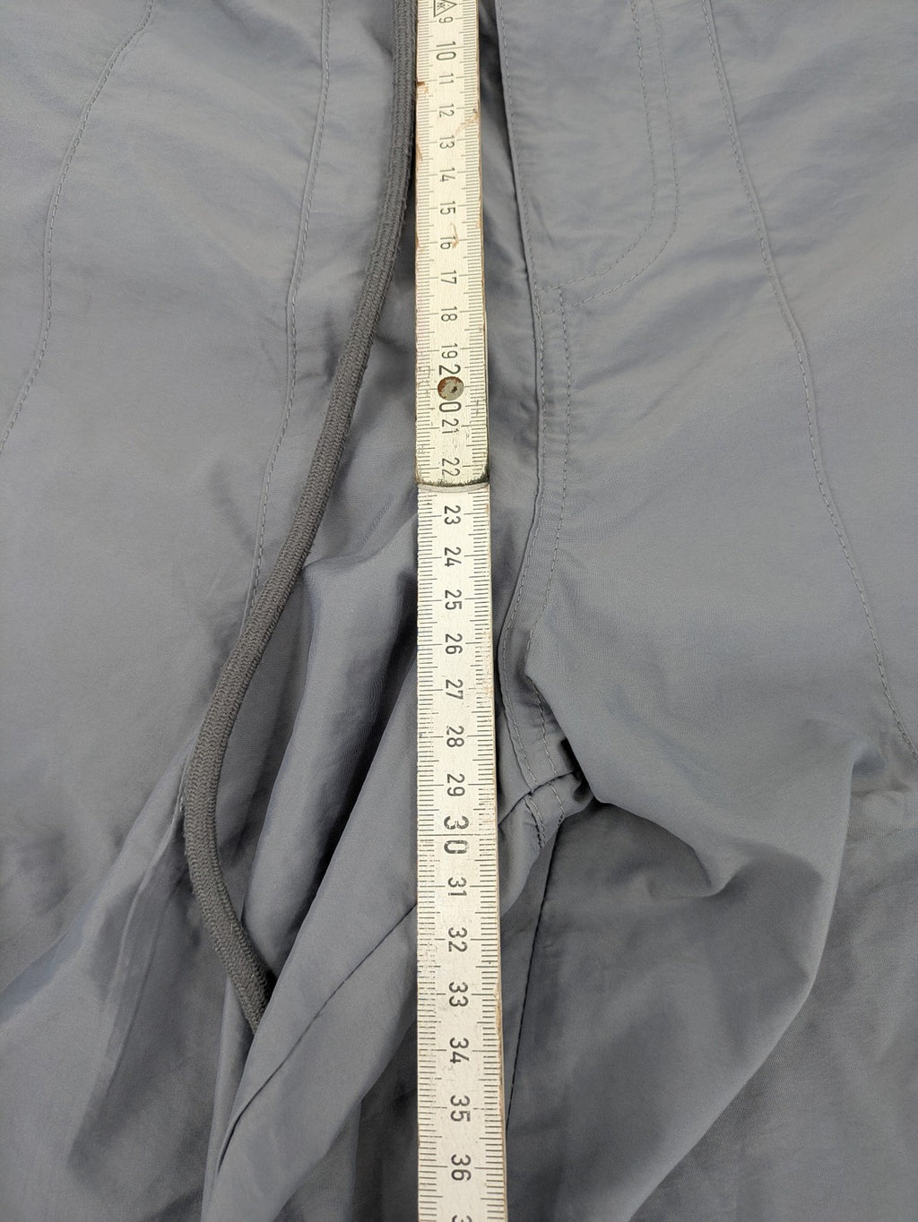 Herren Cargohose grey parachute style with adjustable ankle cuffs and cargo pockets.