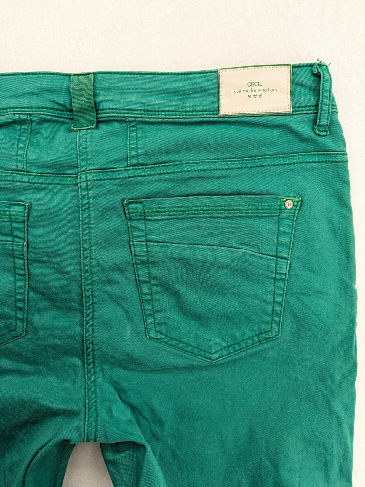 Cecil green straight jeans with classic 5-pocket design and distinctive stitching details.
