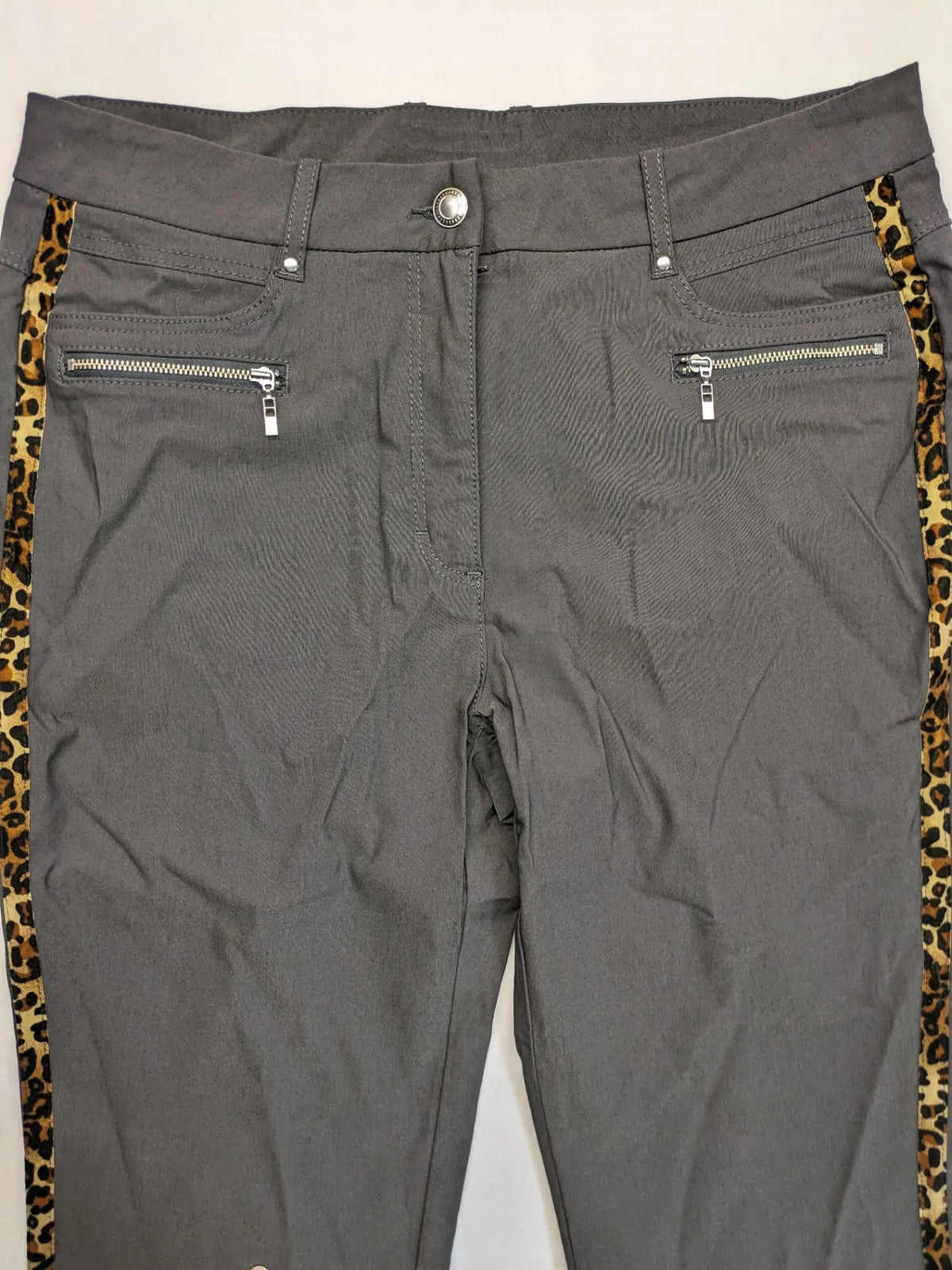 Elegante multi pants grey leopard print side stripes, stretchy material with pockets.