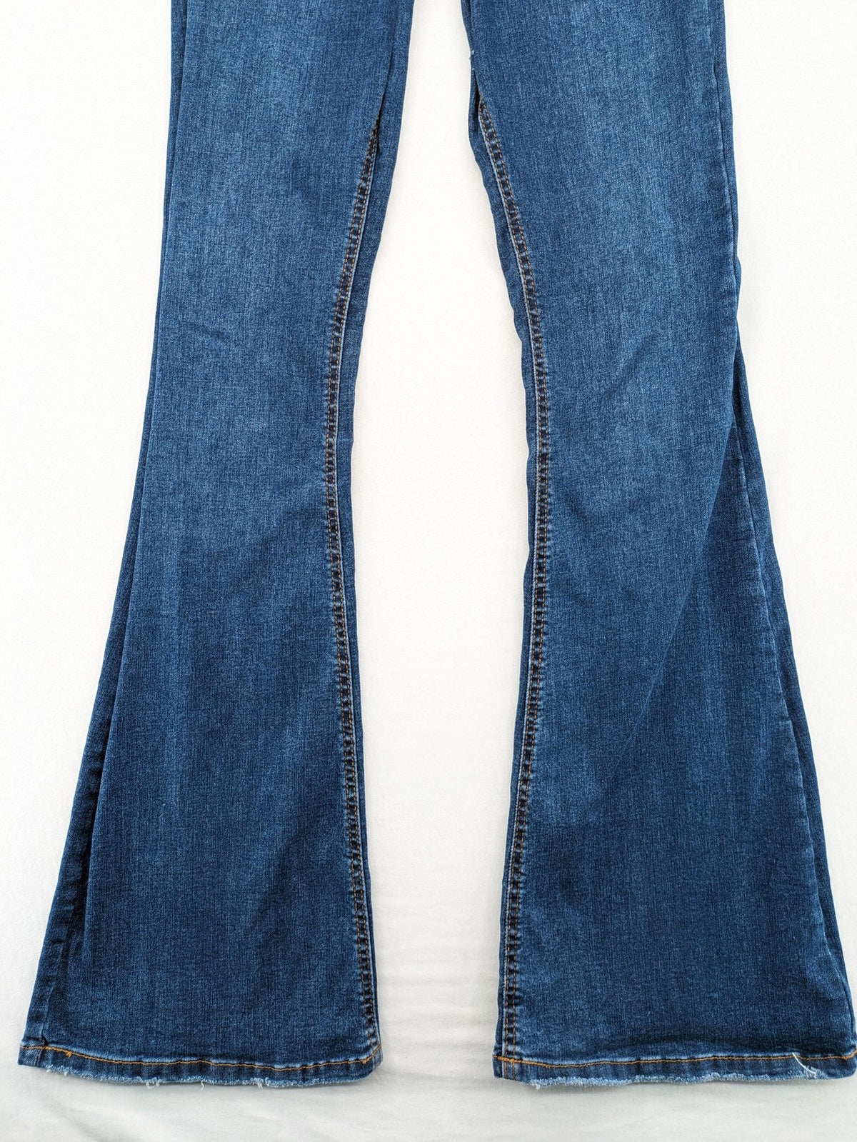 Pull&Bear blue flare jeans high waist with classic button closure and stylish silhouette.