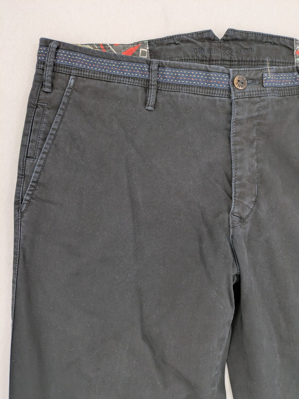 MMX grey chino pants with colorful inner waistband and premium bio-cotton blend.