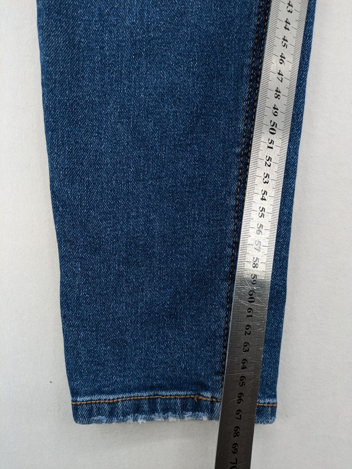 Stradivarius blue low waist skinny jeans with subtle fading and classic denim texture.