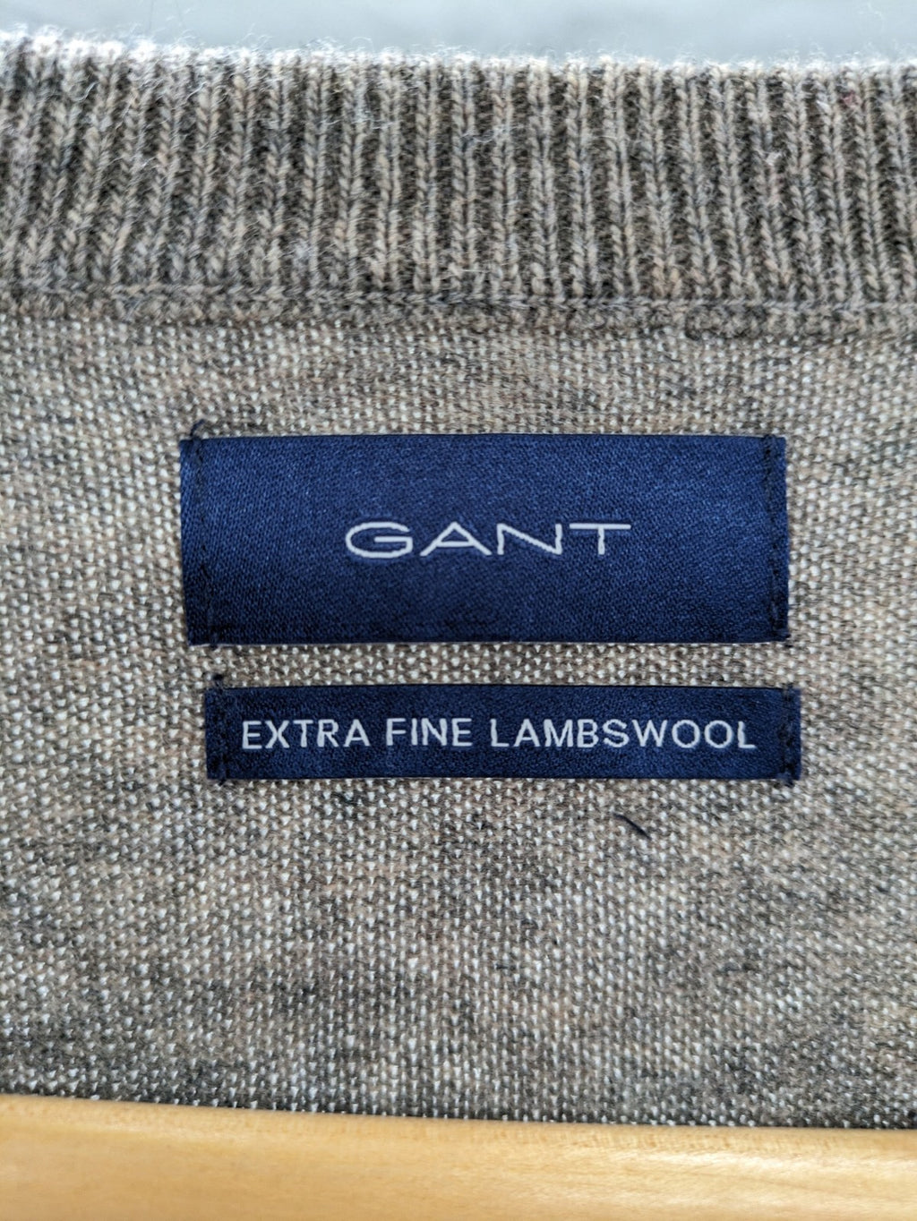 GANT grey V-neck sweater extra fine lambswool with subtle embroidered logo.