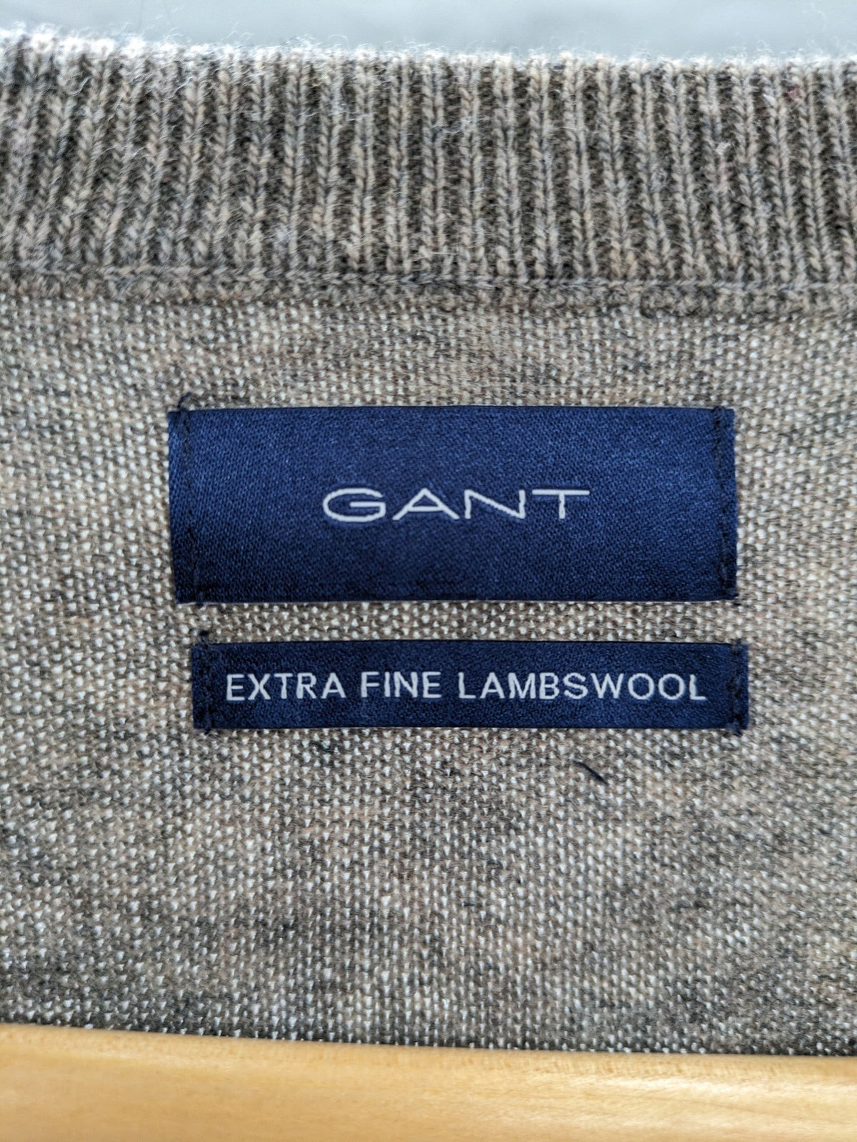 GANT grey V-neck sweater extra fine lambswool with subtle embroidered logo.