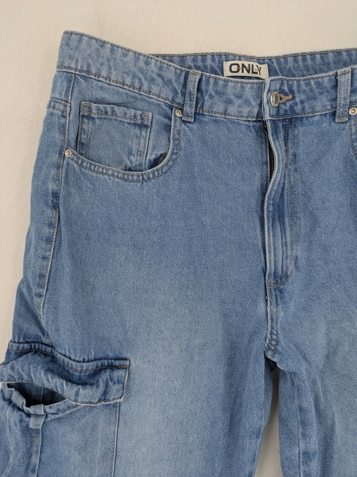 ONLY blue straight jeans with multiple pockets and zipper/button closure, made of 100% cotton.