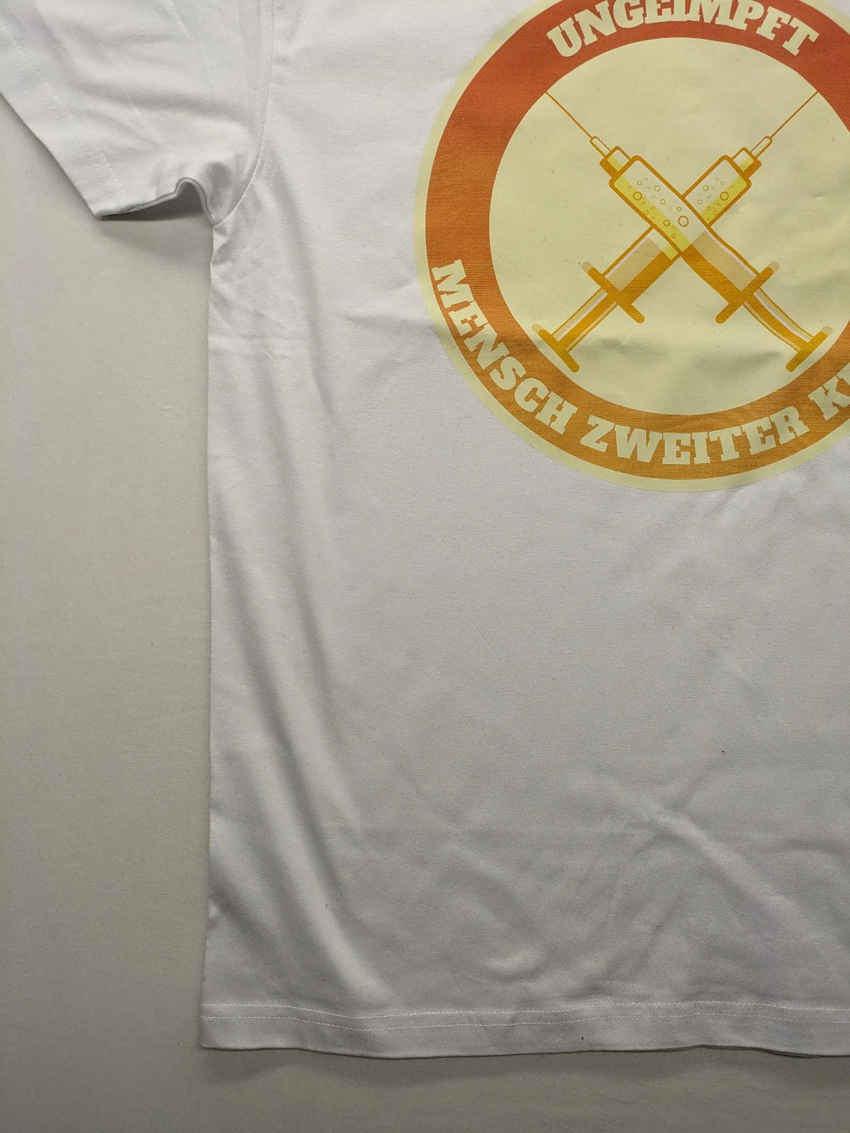 Hattree orange and white T-shirt with graphic print "Ungeimpft Mensch Zweiter Klasse".