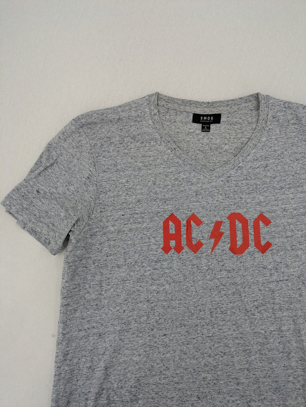 AC/DC grey band t-shirt with red logo, V-neck, regular fit.