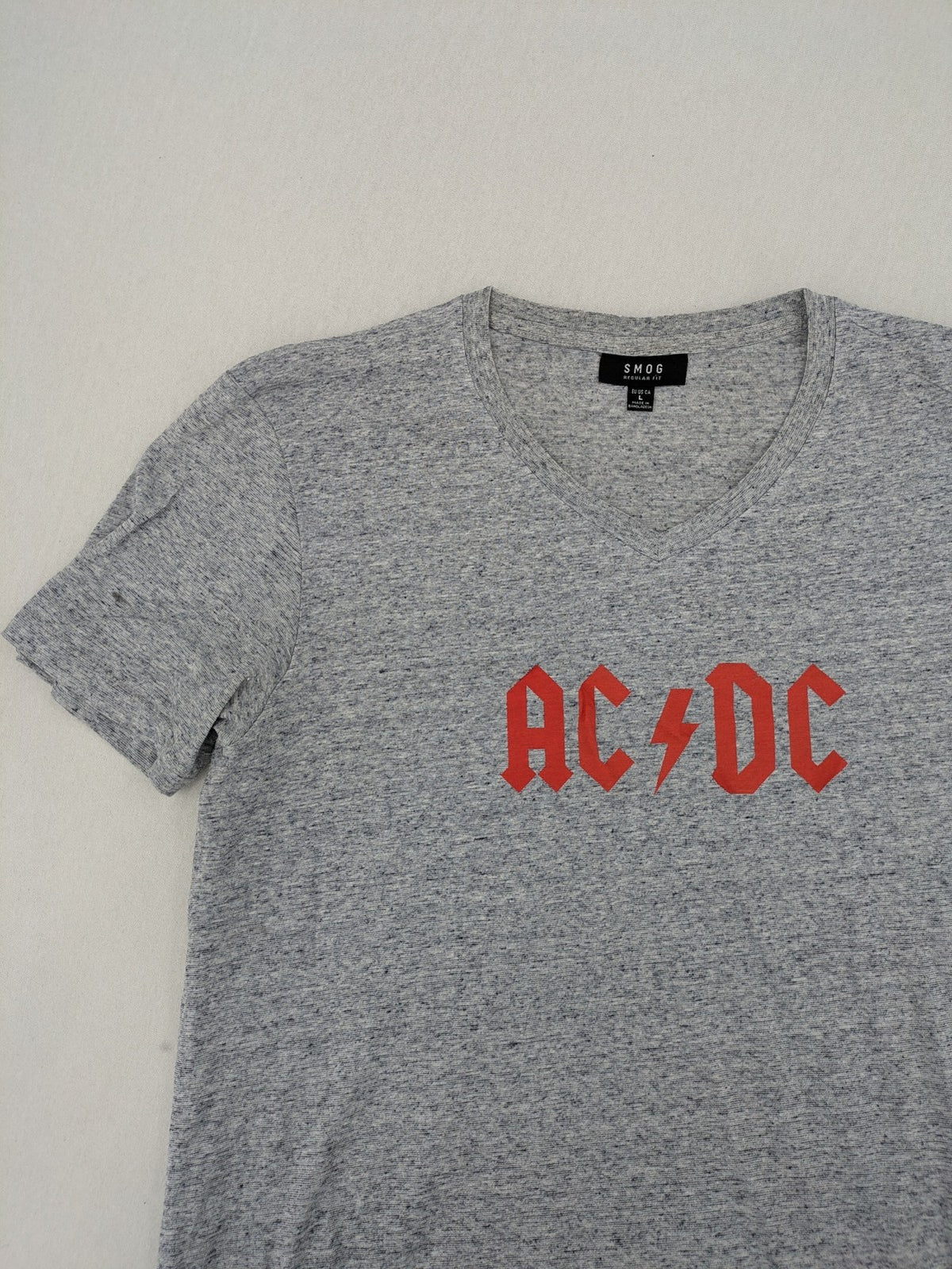 AC/DC grey band t-shirt with red logo, V-neck, regular fit.