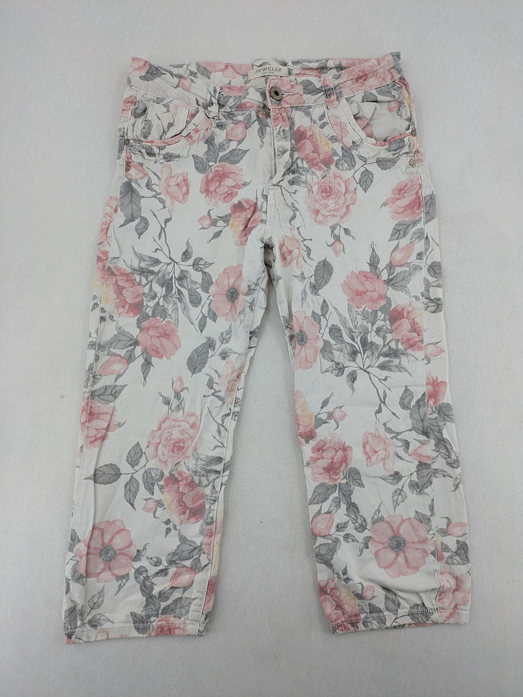 Jewelly multi floral print capri jeans with 5-pocket design and stretch cotton blend.