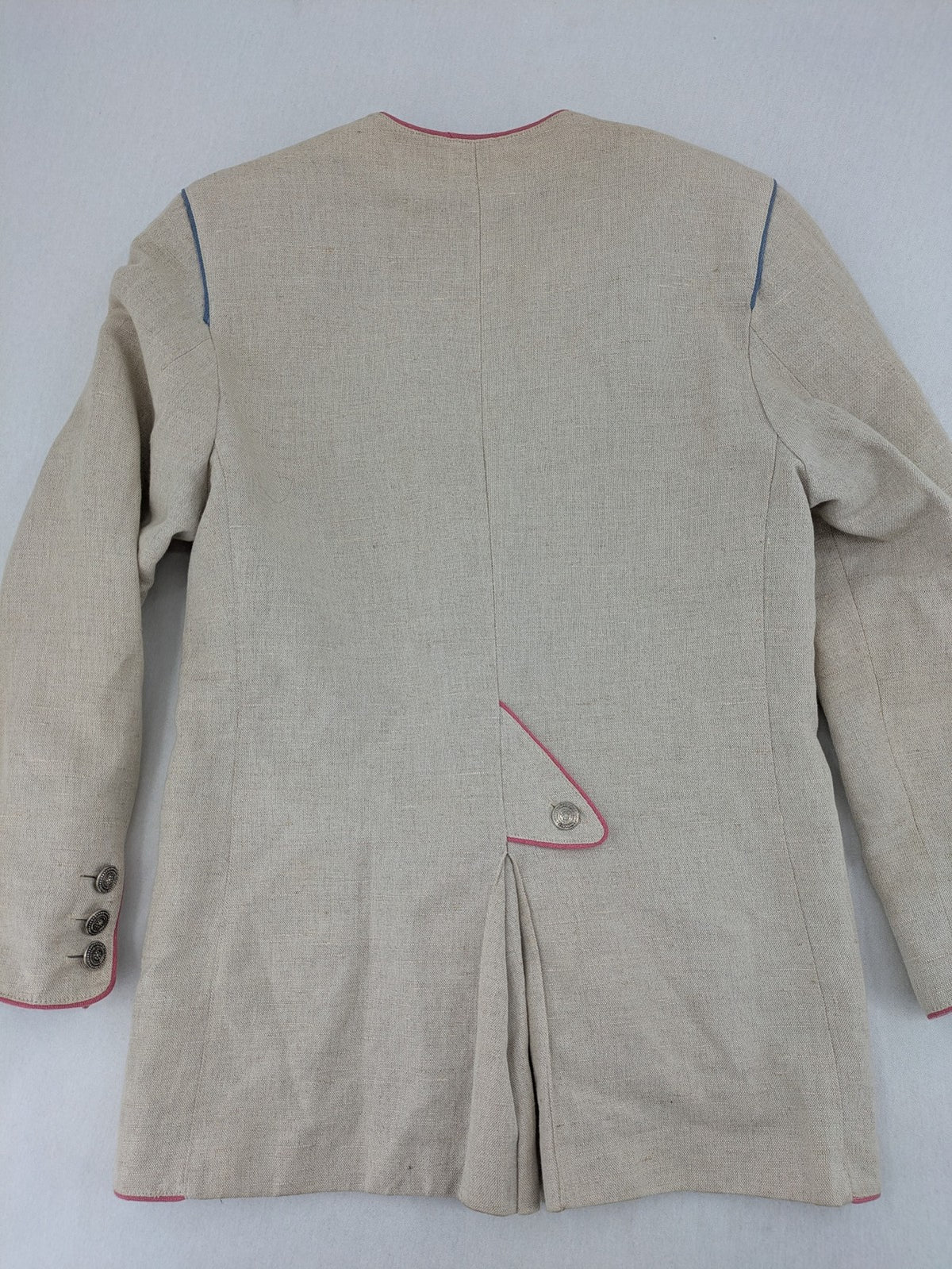 Damen Trachtenjacke beige linen look with pink and blue piping, decorative metal buttons, polka dot lining.