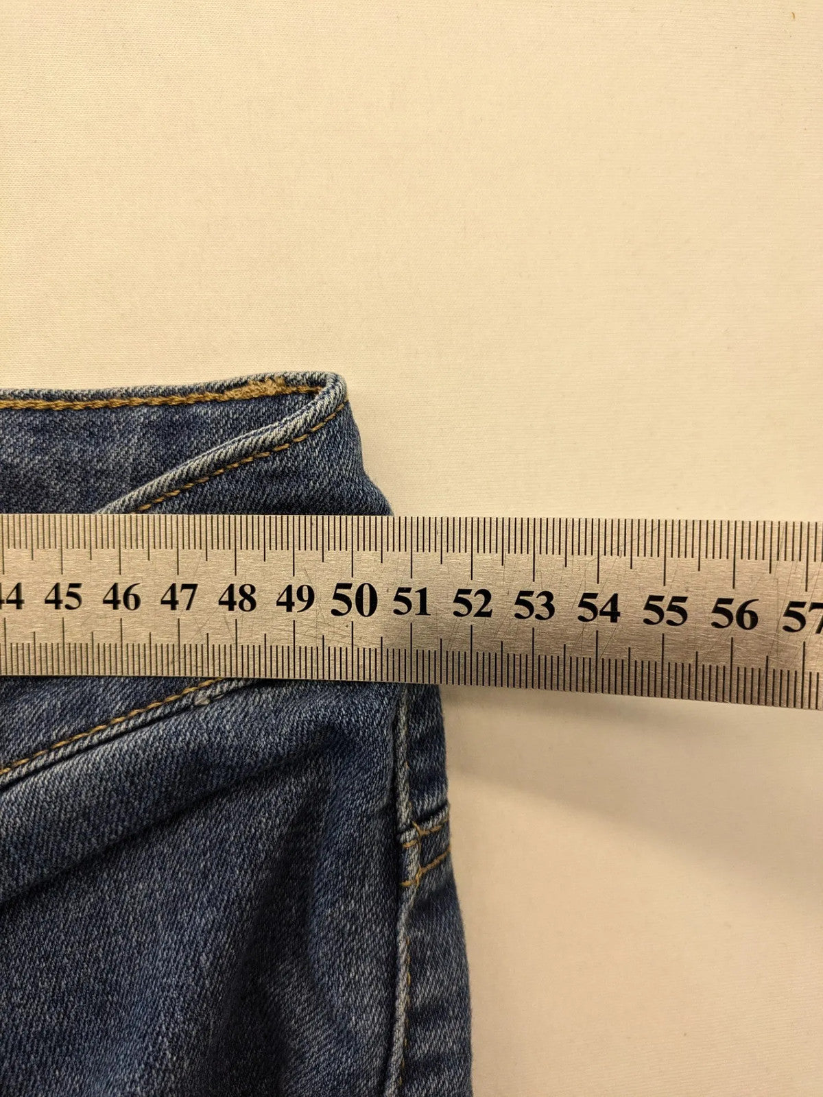 Gloria Vanderbilt blue straight jeans with slimming effect, made of stretch denim.