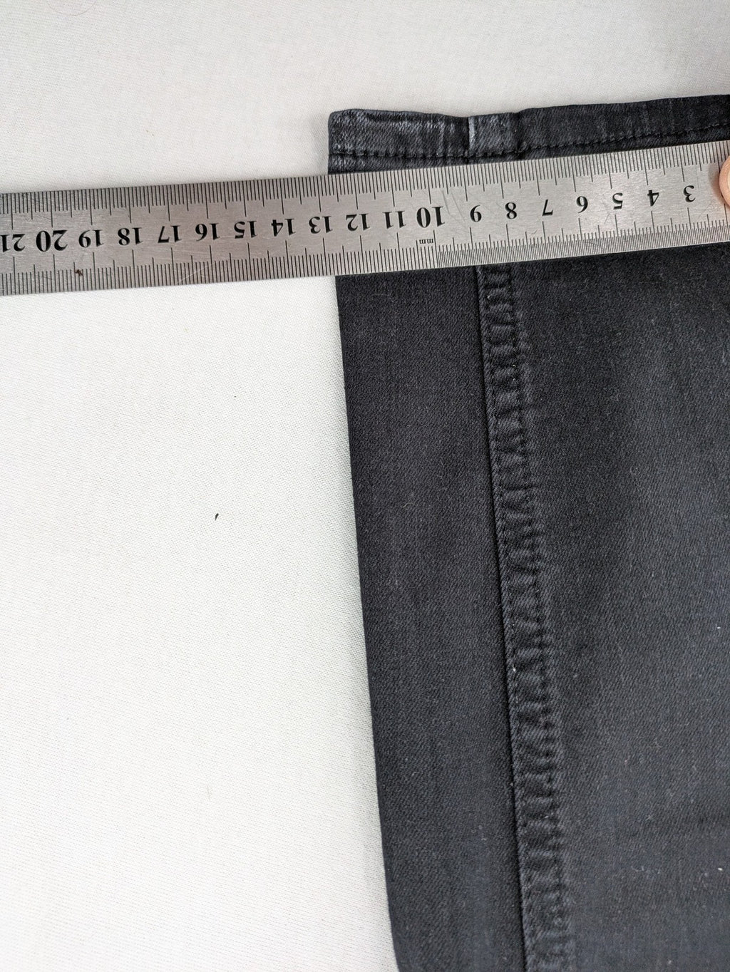 Ginatricot black skinny fit jeans with classic 5-pocket design and button closure.