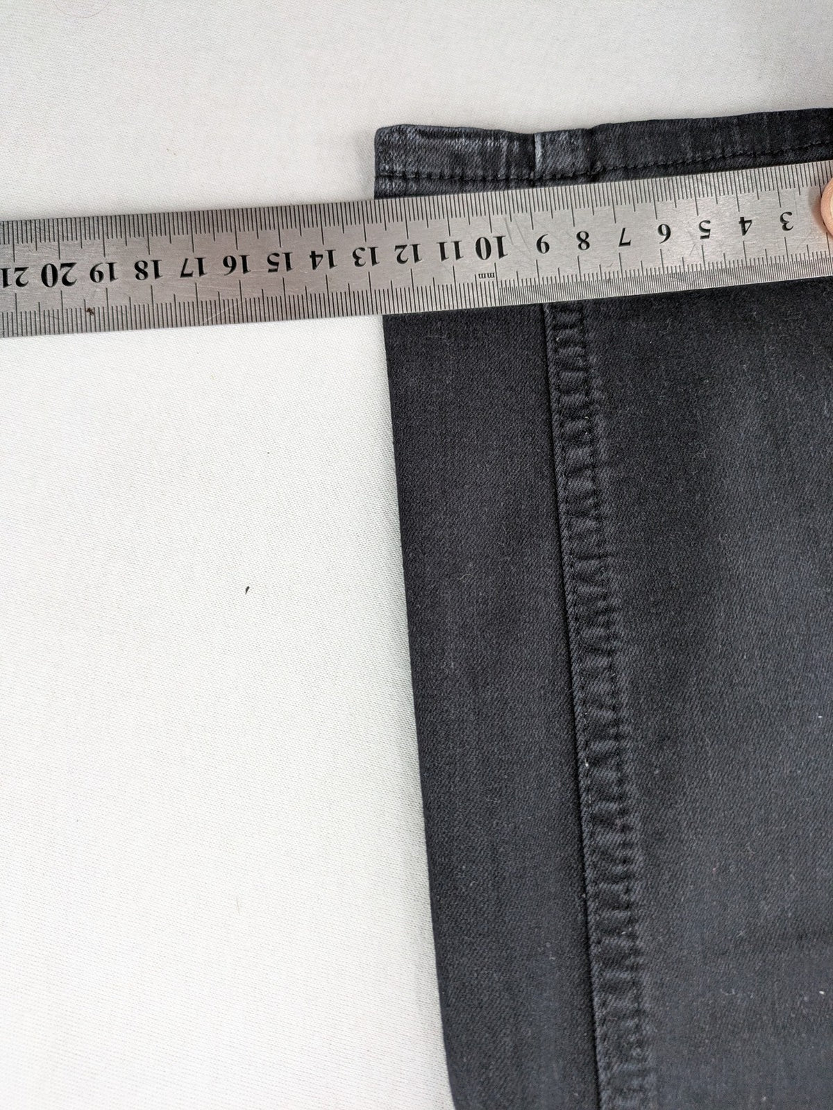 Ginatricot black skinny fit jeans with classic 5-pocket design and button closure.