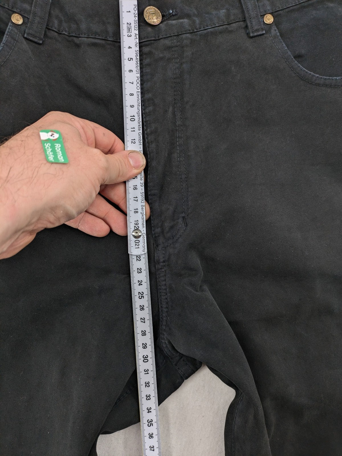 Fuel black straight jeans with 5-pocket design and branded leather patch.