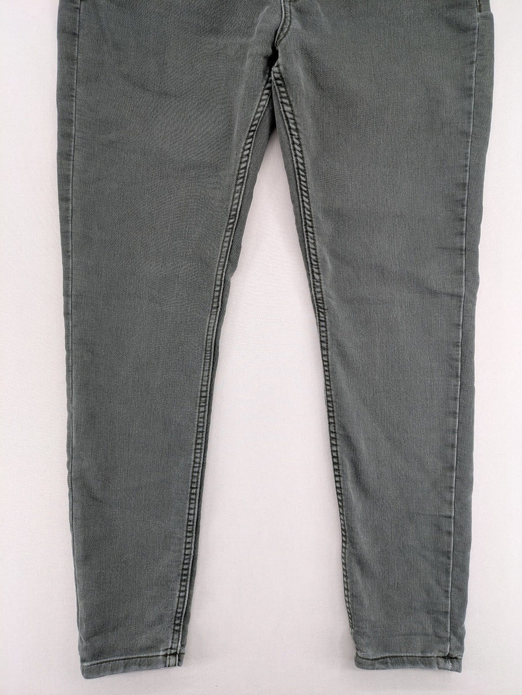 C&A grey skinny jeans with classic 5-pocket design and stretch cotton blend.