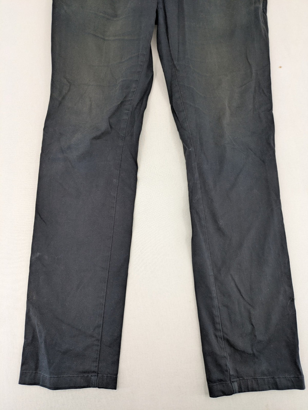 Tommy Hilfiger grey chino pants with TH-Flex stretch technology and classic straight fit design.