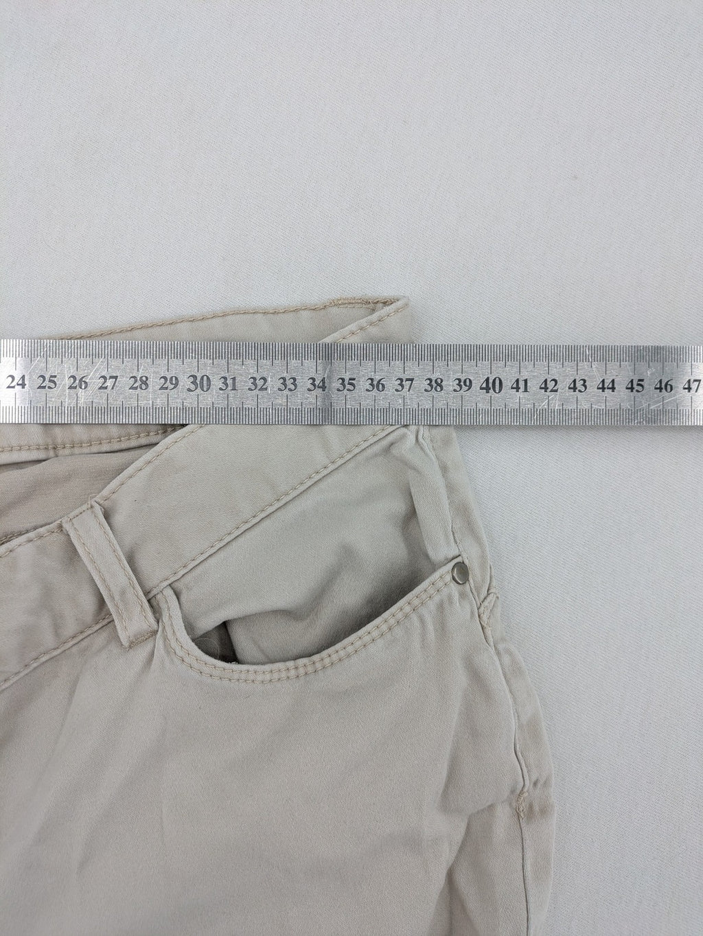 Flame beige chino pants with straight leg and classic button closure.