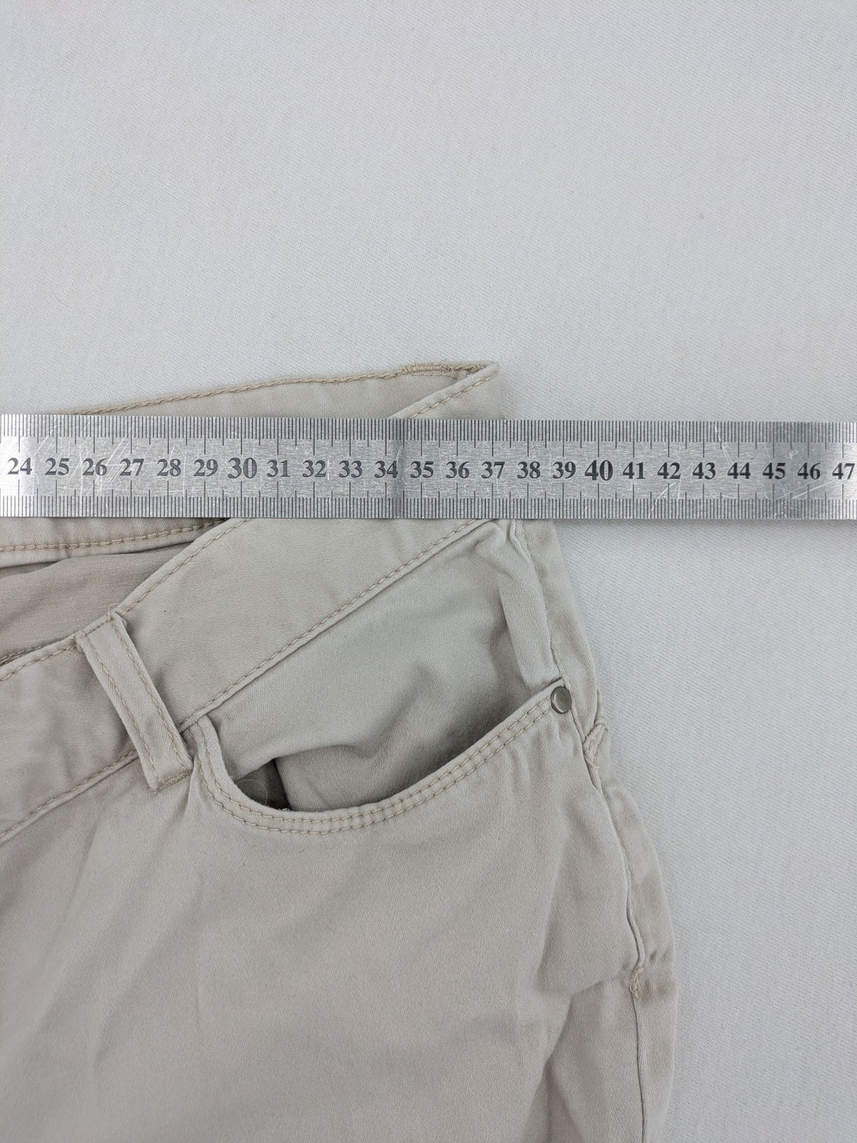 Flame beige chino pants with straight leg and classic button closure.