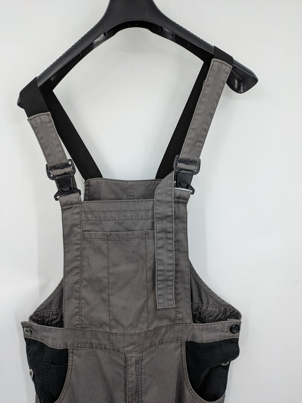 Herren Latzhose grey with black accents, multiple cargo pockets, durable polyester-cotton blend.
