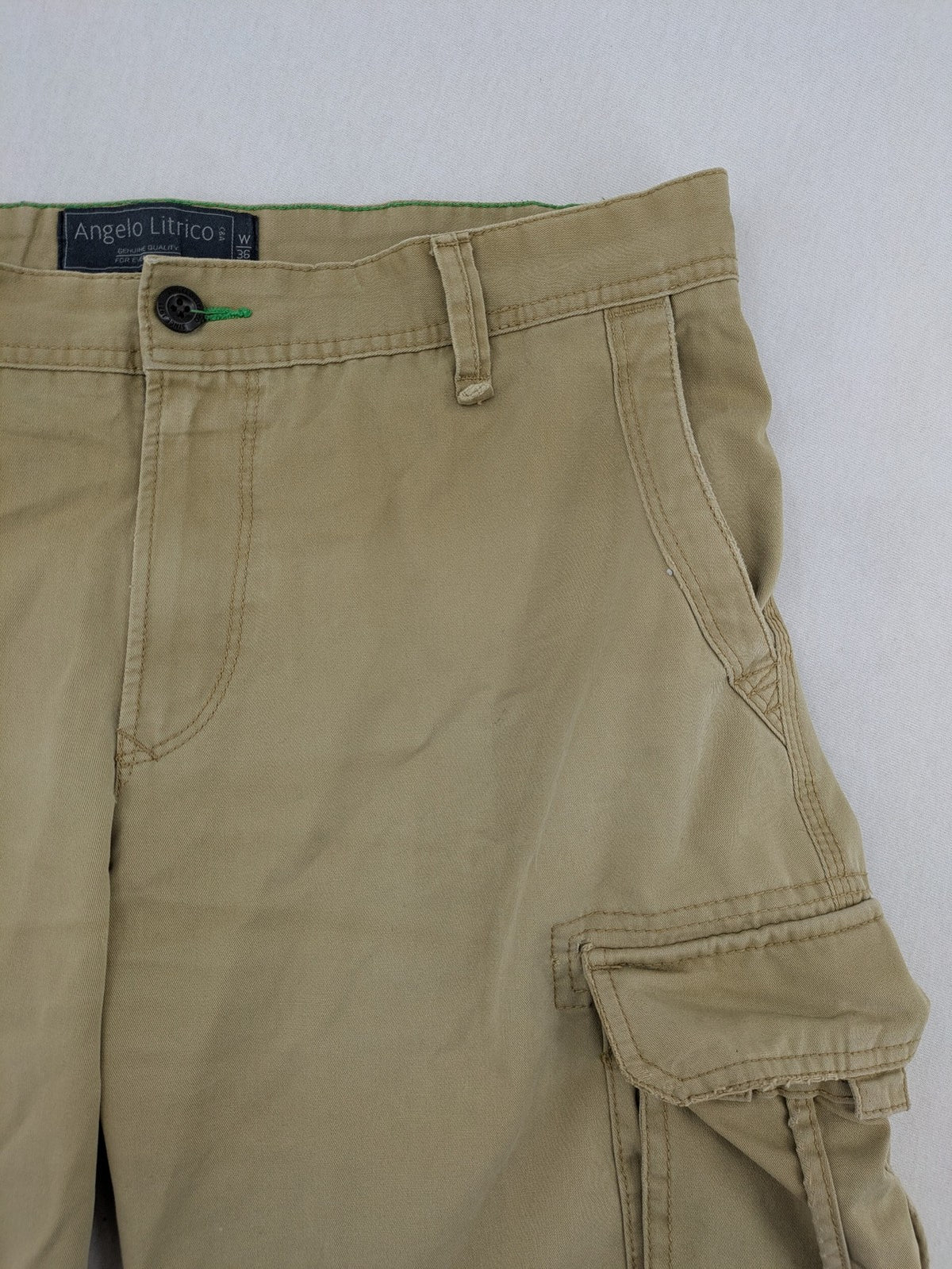 Angelo Litrico beige cargo shorts with multiple pockets and durable cotton material.