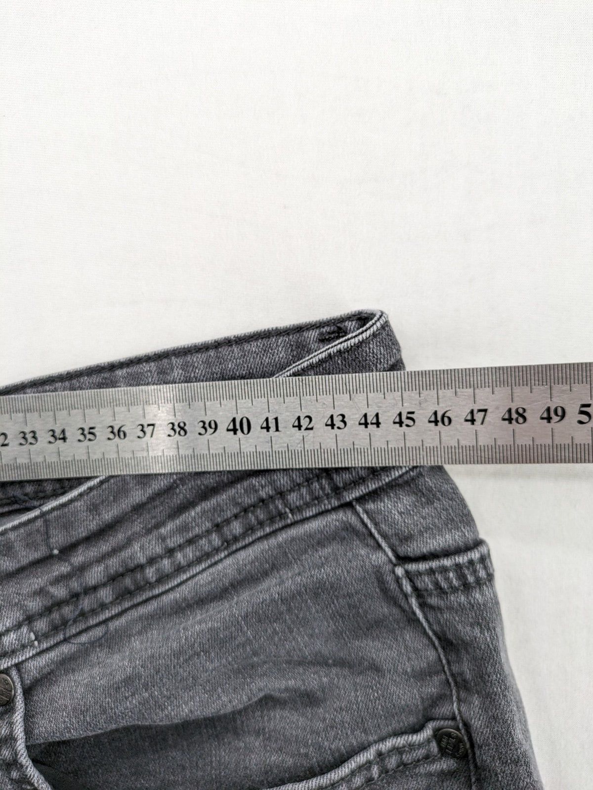 Herren black straight jeans 5-pocket style with zipper and button closure, cotton blend.