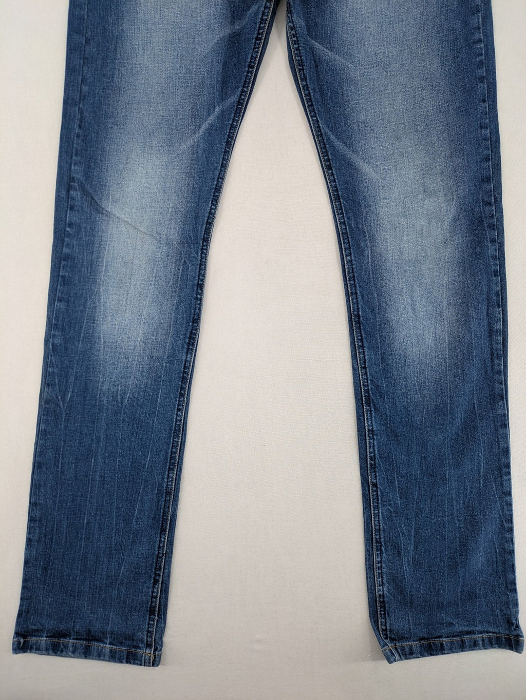 Tom Tompson blue straight jeans with classic 5-pocket style and subtle used effects.